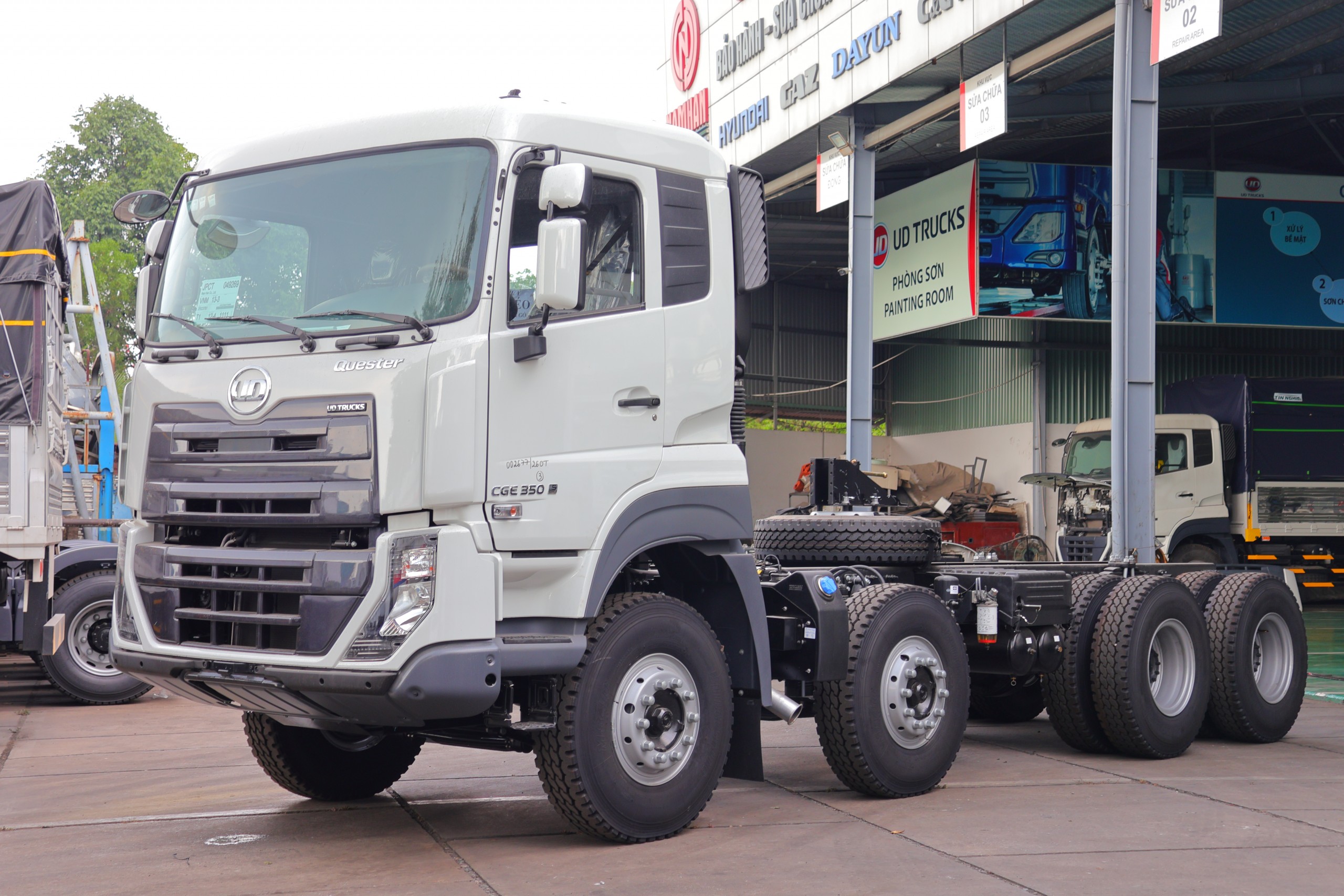 Chassis 8x4 CGE 350 WB4600 - http://marketing.namhangroup.com/file/udtrucks/CGE-350/v2026-WB4600/photo/img_5181.jpg
