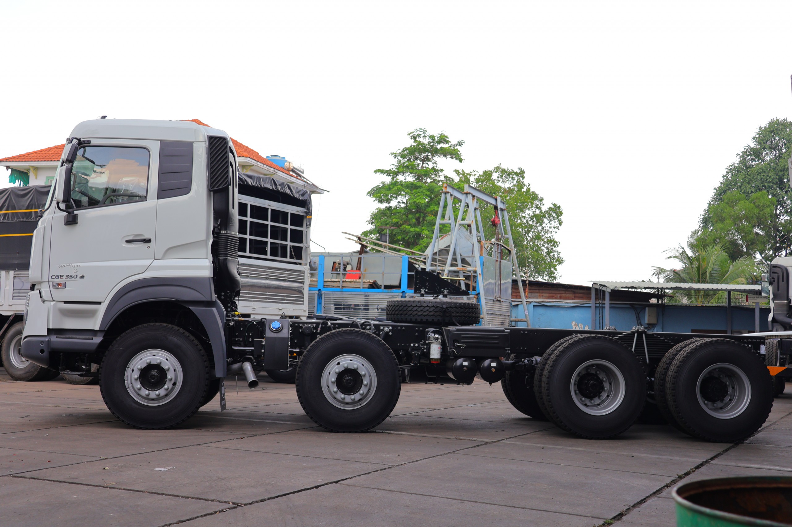 Chassis 8x4 CGE 350 WB4600 - http://marketing.namhangroup.com/file/udtrucks/CGE-350/v2026-WB4600/photo/img_5186.jpg