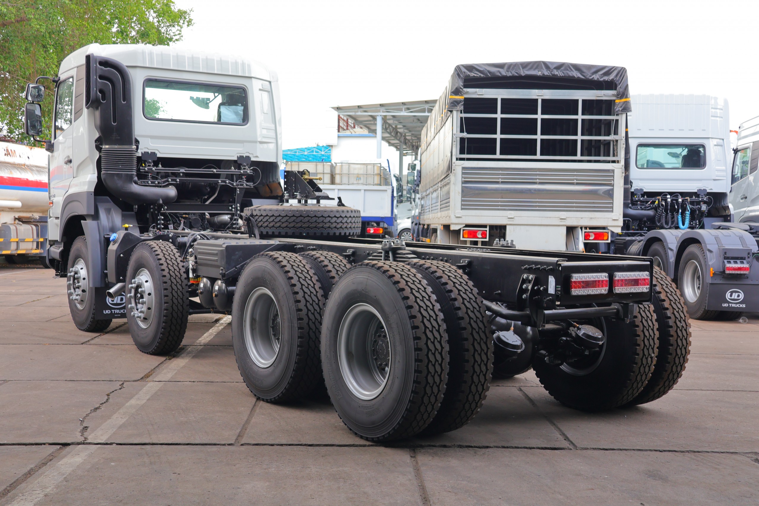 Chassis 8x4 CGE 350 WB4600 - http://marketing.namhangroup.com/file/udtrucks/CGE-350/v2026-WB4600/photo/img_5189.jpg