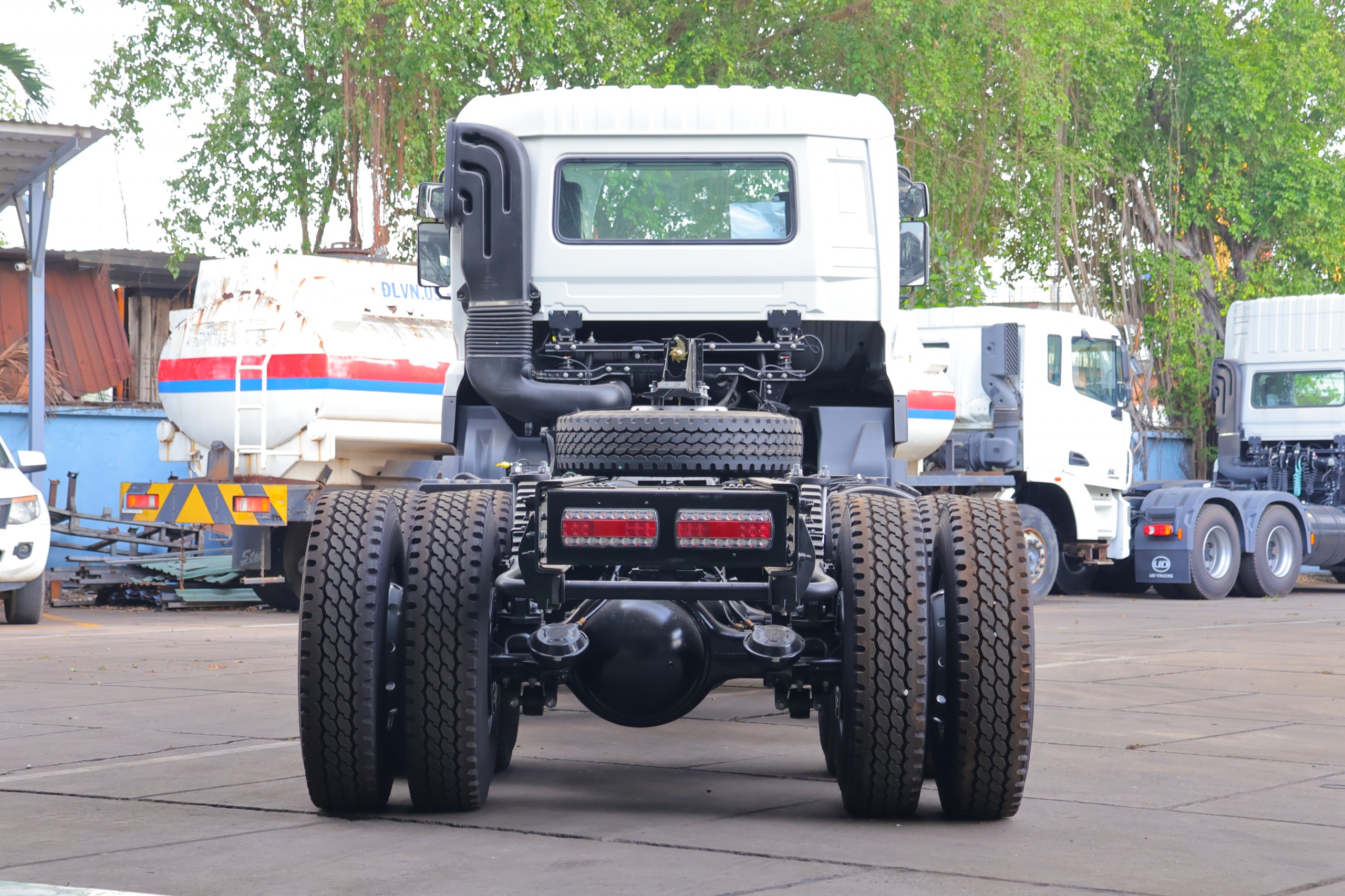 Chassis 8x4 CGE 350 WB4600 - http://marketing.namhangroup.com/file/udtrucks/CGE-350/v2026-WB4600/photo/img_5190.jpg