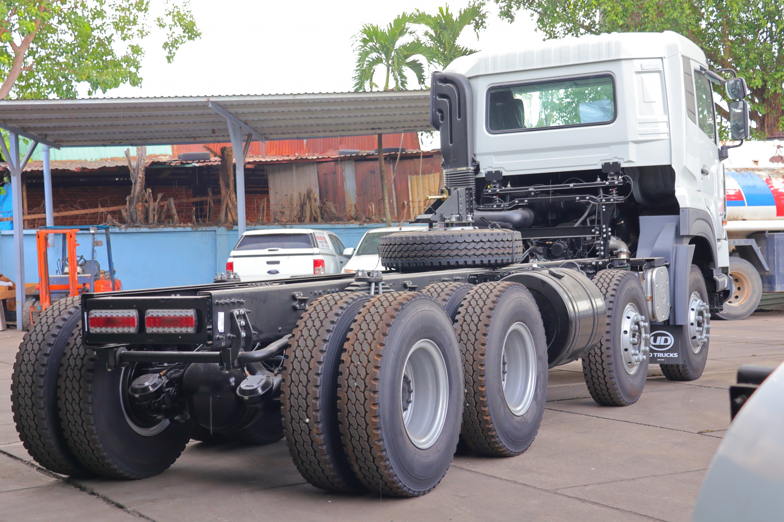Chassis 8x4 CGE 350 WB4600 - http://marketing.namhangroup.com/file/udtrucks/CGE-350/v2026-WB4600/photo/img_5192.jpg