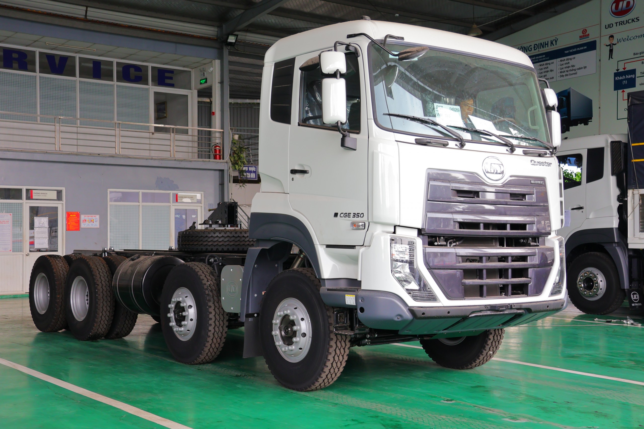 Chassis 8x4 CGE 350 WB4600 - http://marketing.namhangroup.com/file/udtrucks/CGE-350/v2026-WB4600/photo/img_5200.jpg