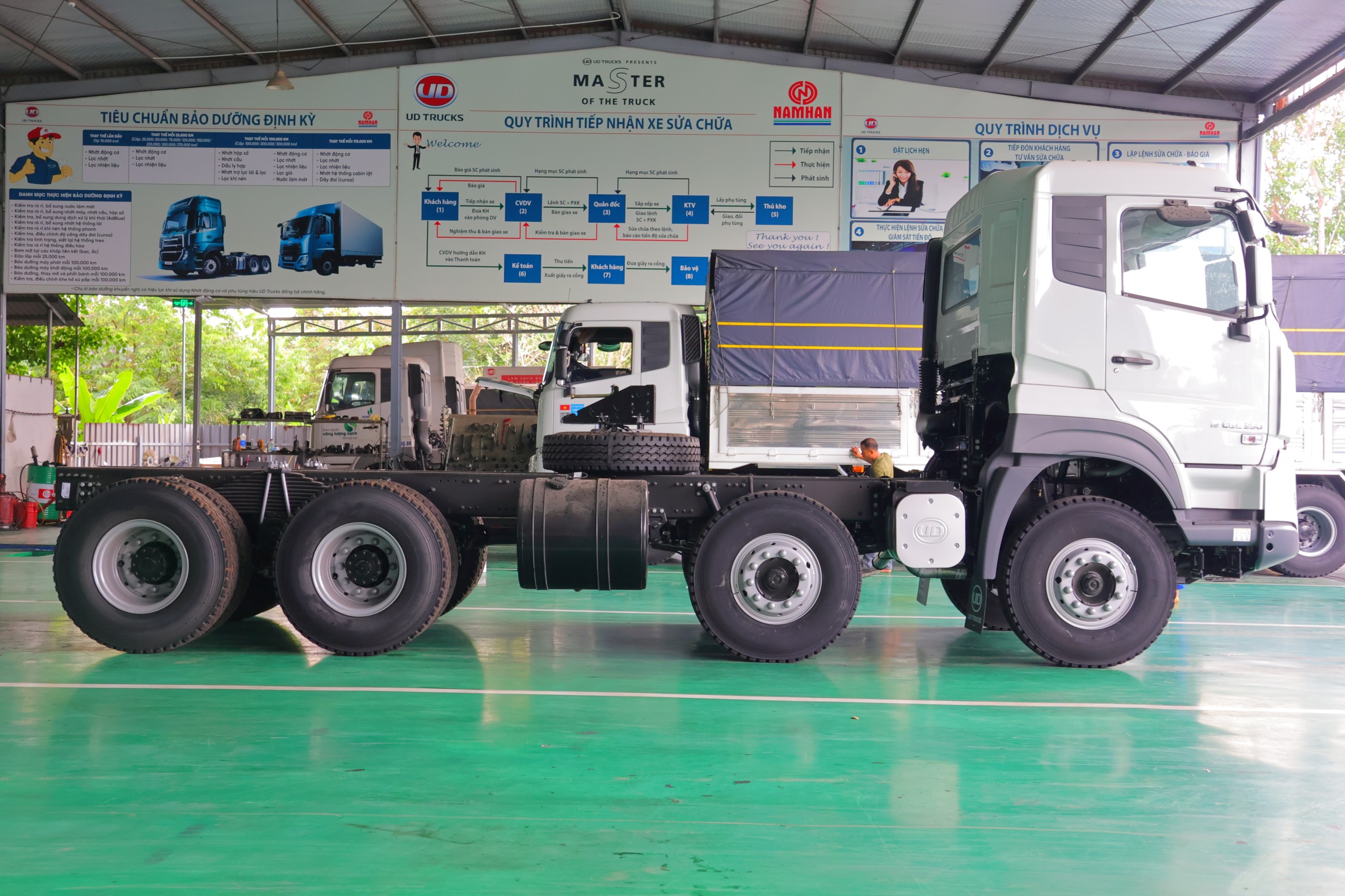 Chassis 8x4 CGE 350 WB4600 - http://marketing.namhangroup.com/file/udtrucks/CGE-350/v2026-WB4600/photo/img_5201.jpg