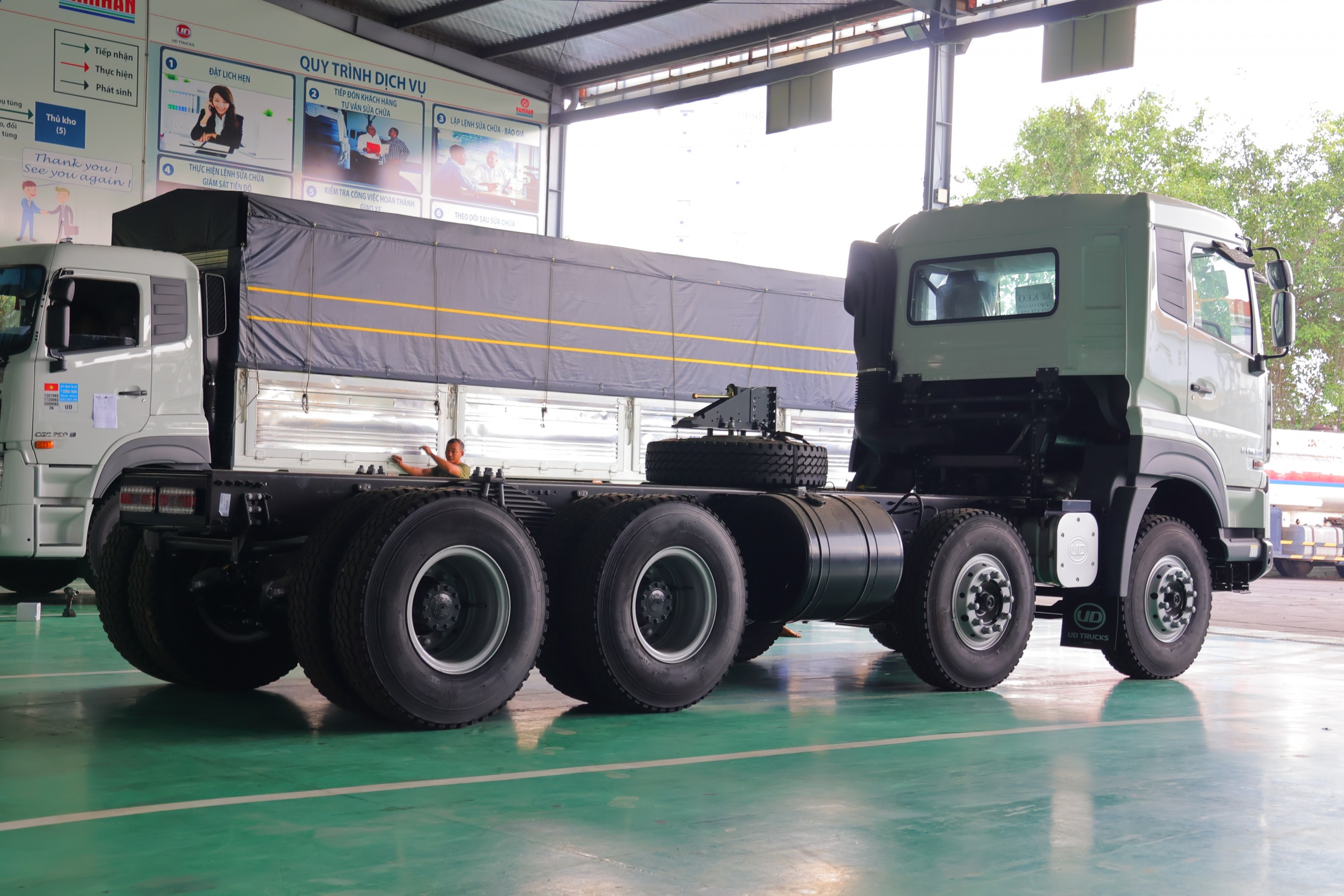 Chassis 8x4 CGE 350 WB4600 - http://marketing.namhangroup.com/file/udtrucks/CGE-350/v2026-WB4600/photo/img_5203.jpg