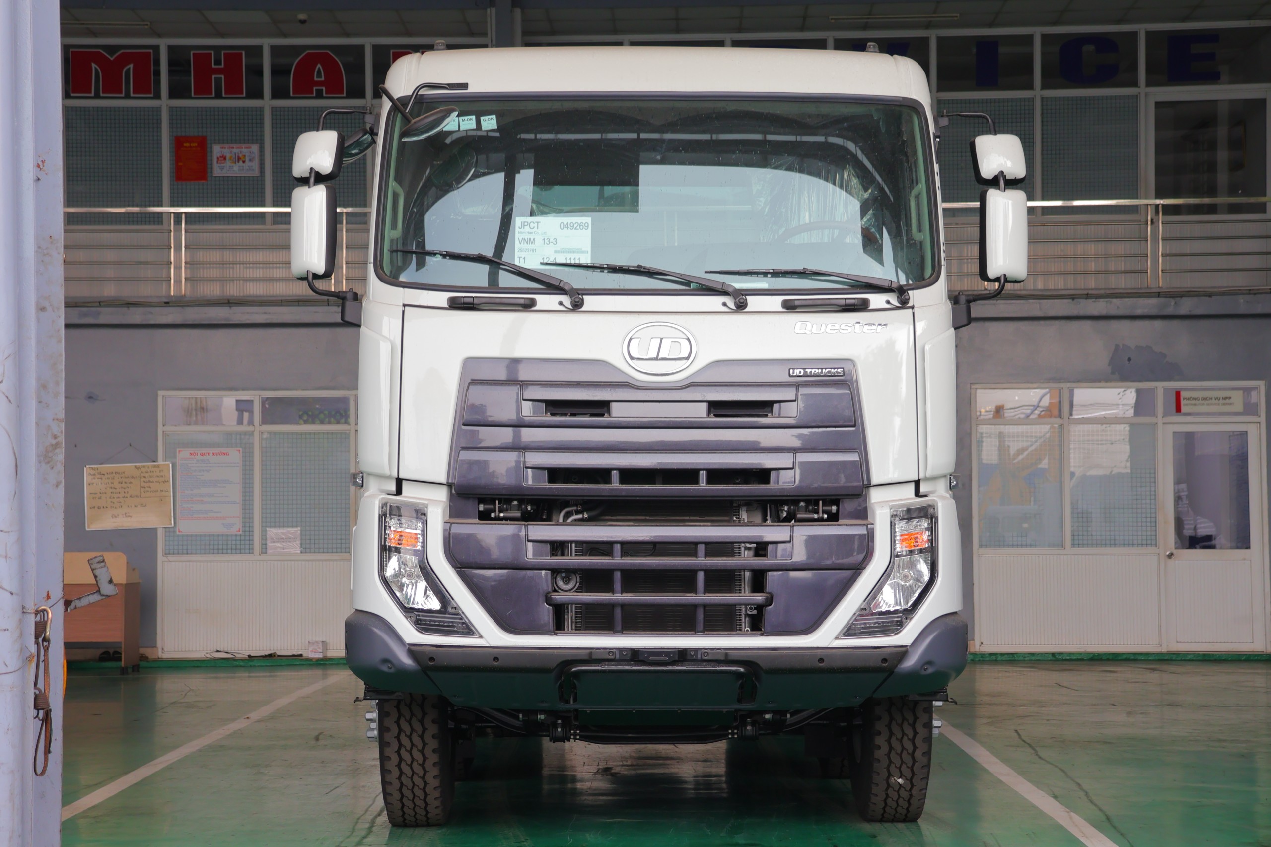 Chassis 8x4 CGE 350 WB4600 - http://marketing.namhangroup.com/file/udtrucks/CGE-350/v2026-WB4600/photo/img_5208.jpg