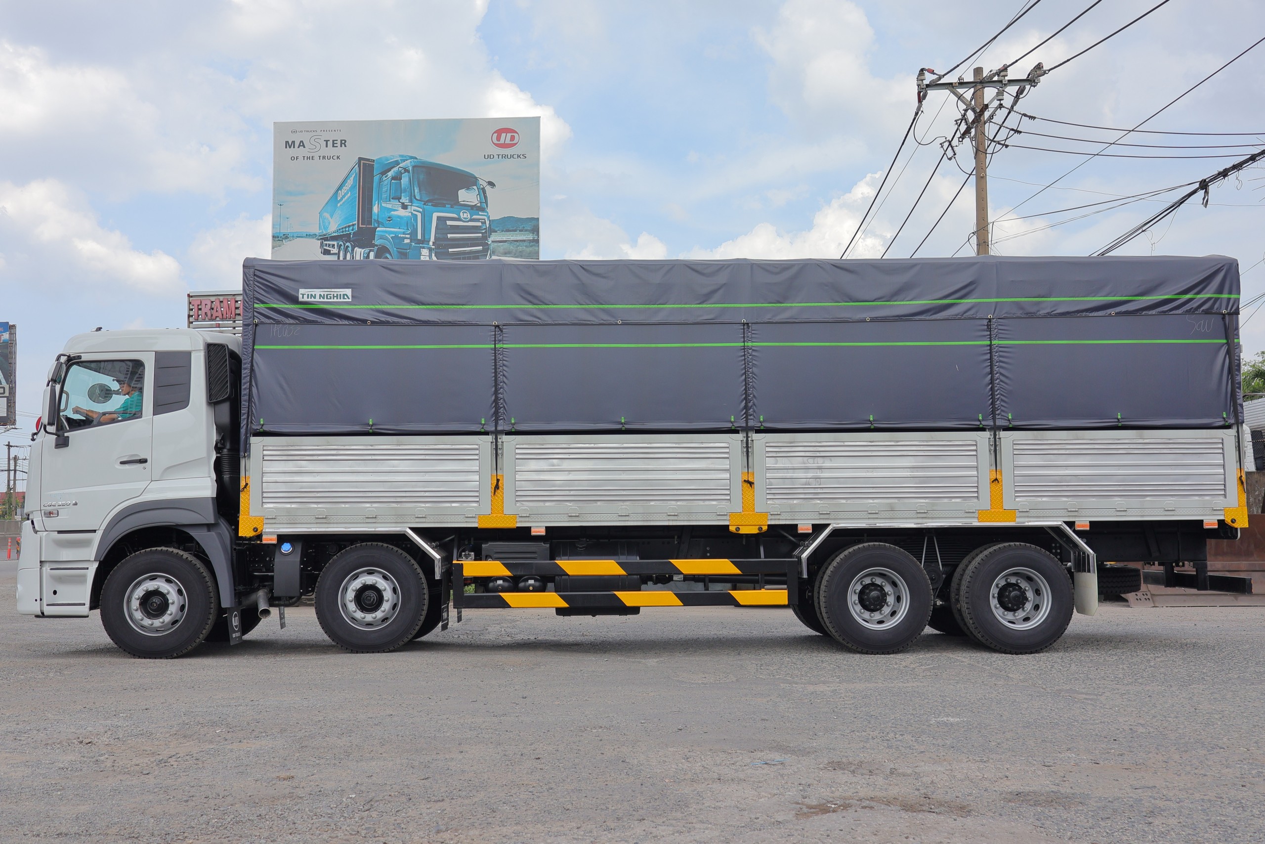 8x4 CGE 350 TMB TC TN - http://marketing.namhangroup.com/file/udtrucks/CGE-350/v2026_tmb_tc_tn_2/photo/3.jpg
