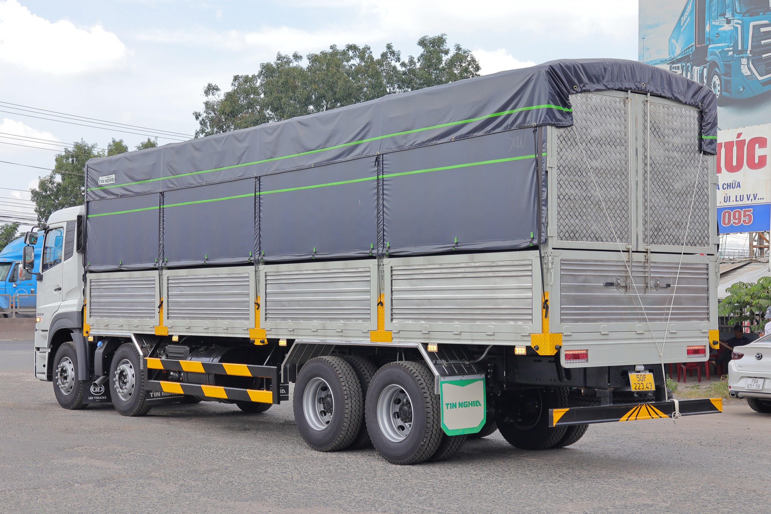 8x4 CGE 350 TMB TC TN - http://marketing.namhangroup.com/file/udtrucks/CGE-350/v2026_tmb_tc_tn_2/photo/4.jpg