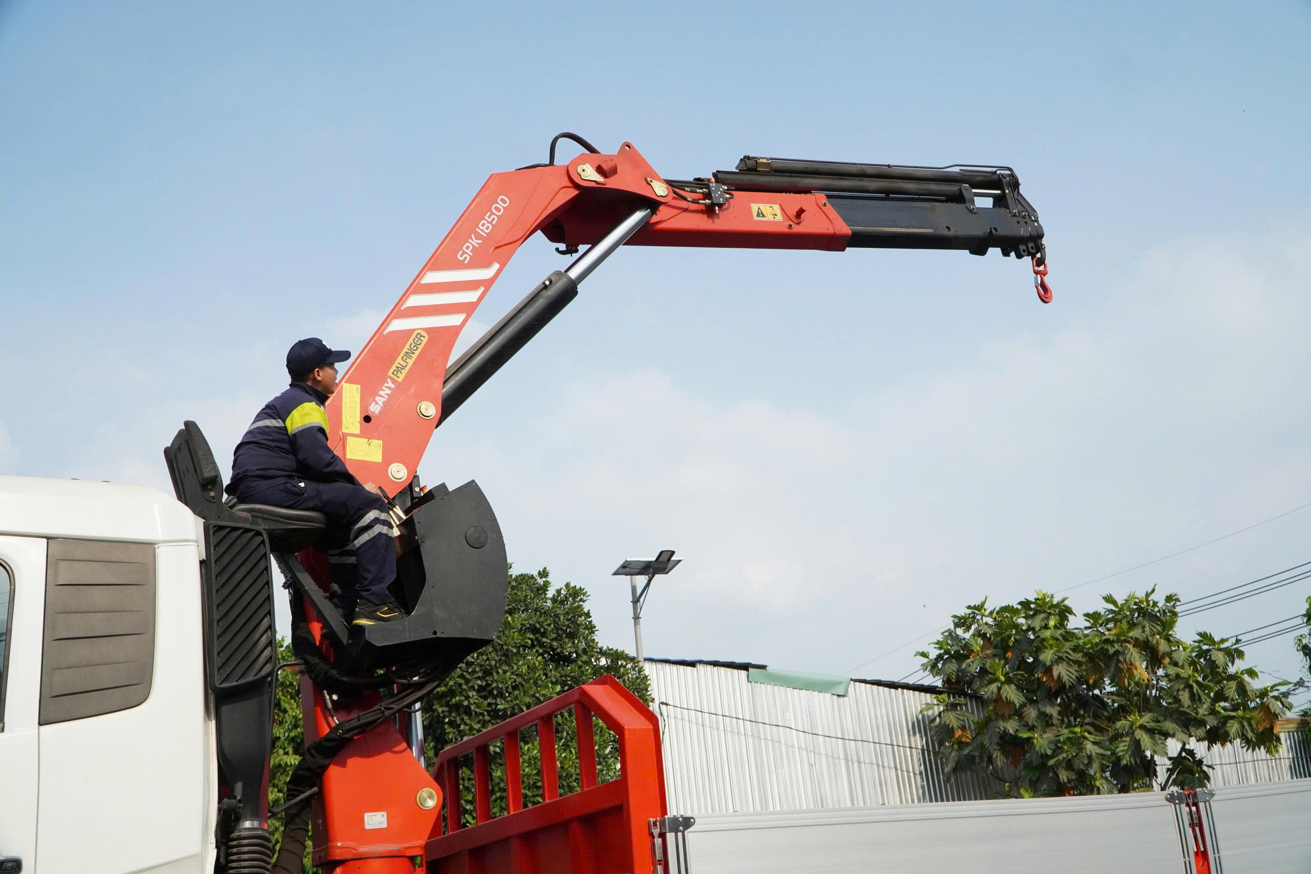 6x4 CWE 350 Sany Palfinger - http://marketing.namhangroup.com/file/udtrucks/CWE-350/Sany-Palfinger/photo/6x4_cwe_350_sany_palfinger_spk_18500_10.jpg