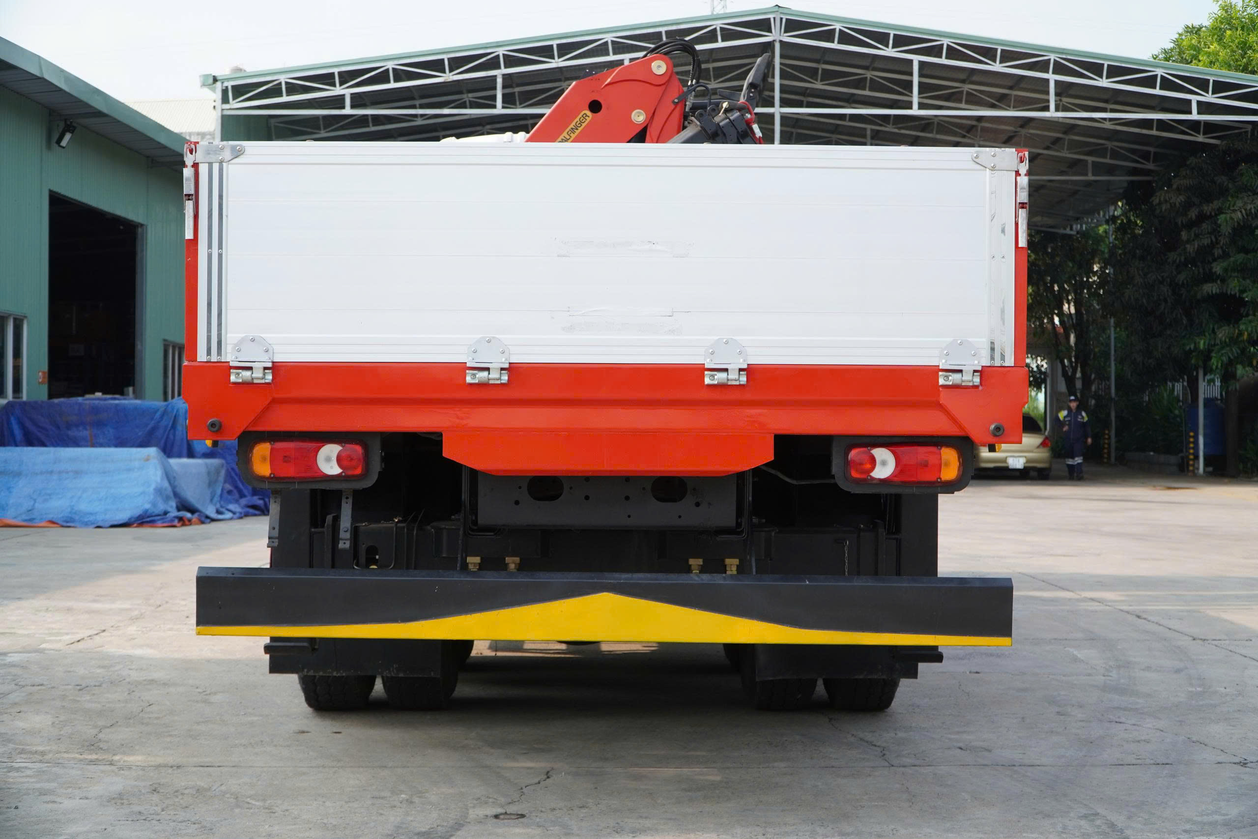 6x4 CWE 350 Sany Palfinger - http://marketing.namhangroup.com/file/udtrucks/CWE-350/Sany-Palfinger/photo/6x4_cwe_350_sany_palfinger_spk_18500_13.jpg