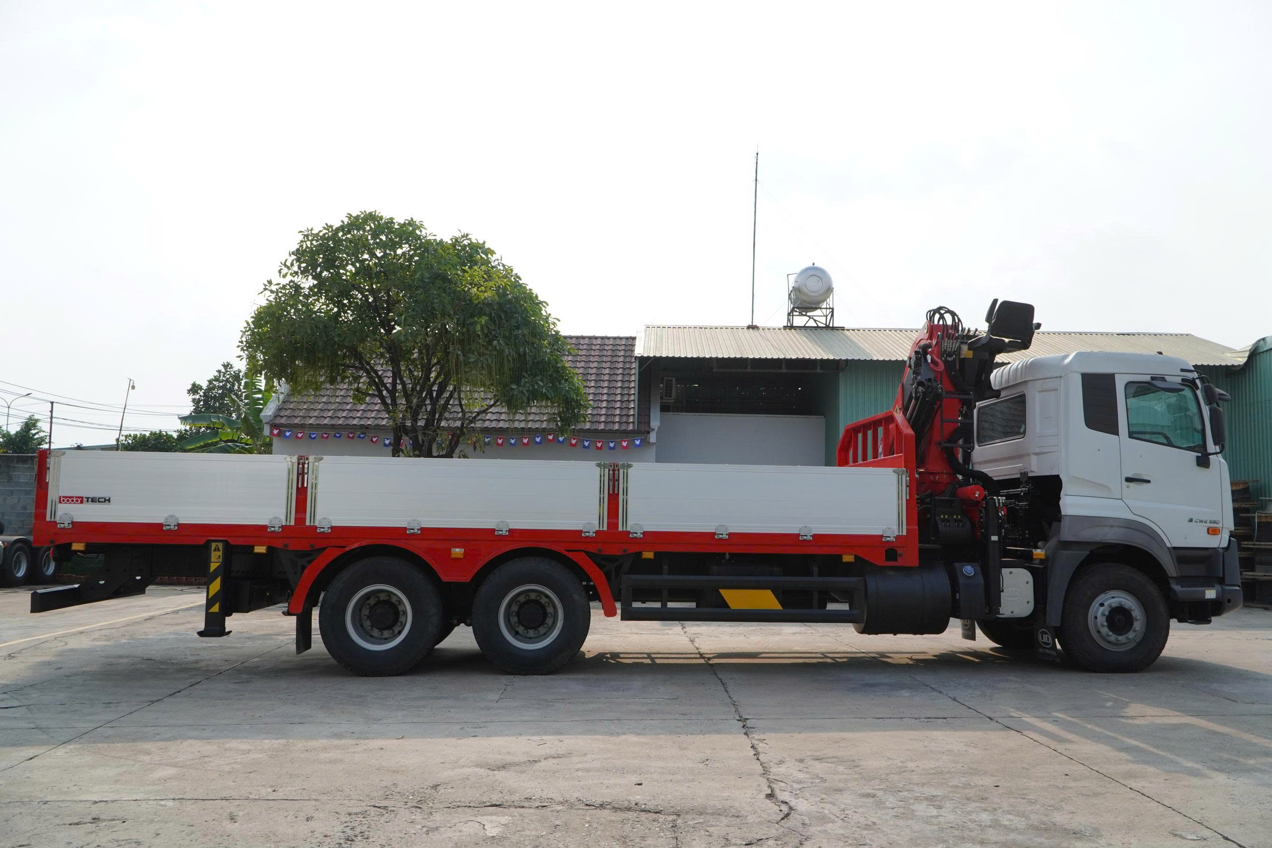 6x4 CWE 350 Sany Palfinger - http://marketing.namhangroup.com/file/udtrucks/CWE-350/Sany-Palfinger/photo/6x4_cwe_350_sany_palfinger_spk_18500_18.jpg