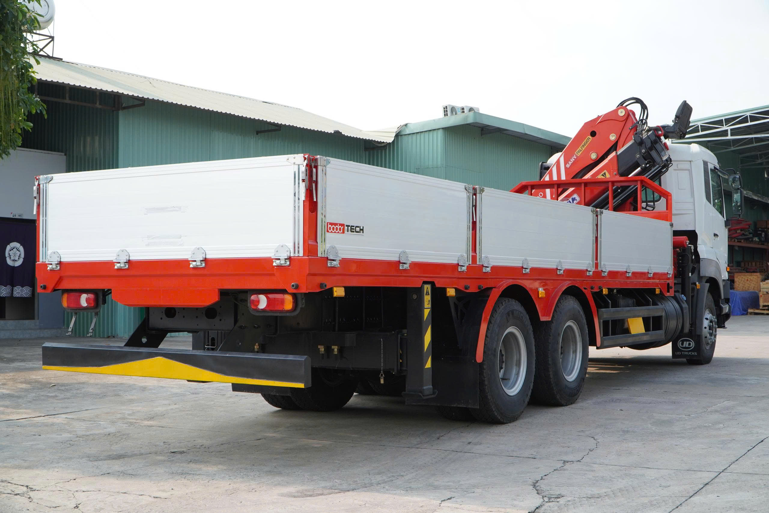 6x4 CWE 350 Sany Palfinger - http://marketing.namhangroup.com/file/udtrucks/CWE-350/Sany-Palfinger/photo/6x4_cwe_350_sany_palfinger_spk_18500_19.jpg