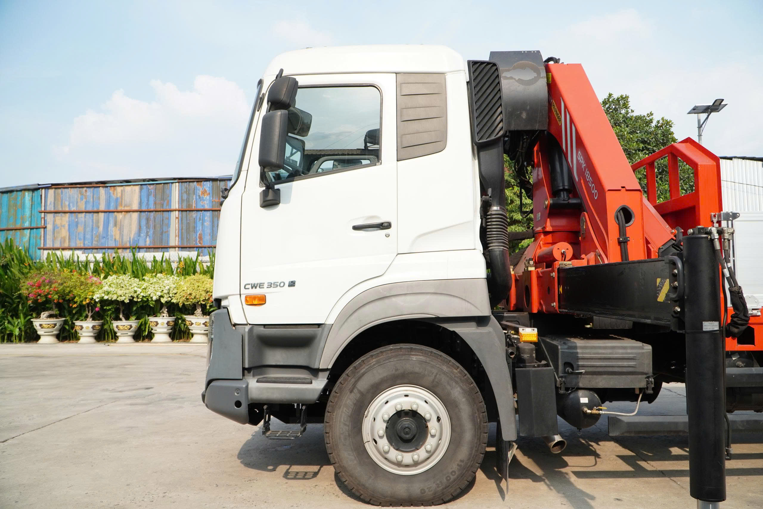6x4 CWE 350 Sany Palfinger - http://marketing.namhangroup.com/file/udtrucks/CWE-350/Sany-Palfinger/photo/6x4_cwe_350_sany_palfinger_spk_18500_21.jpg