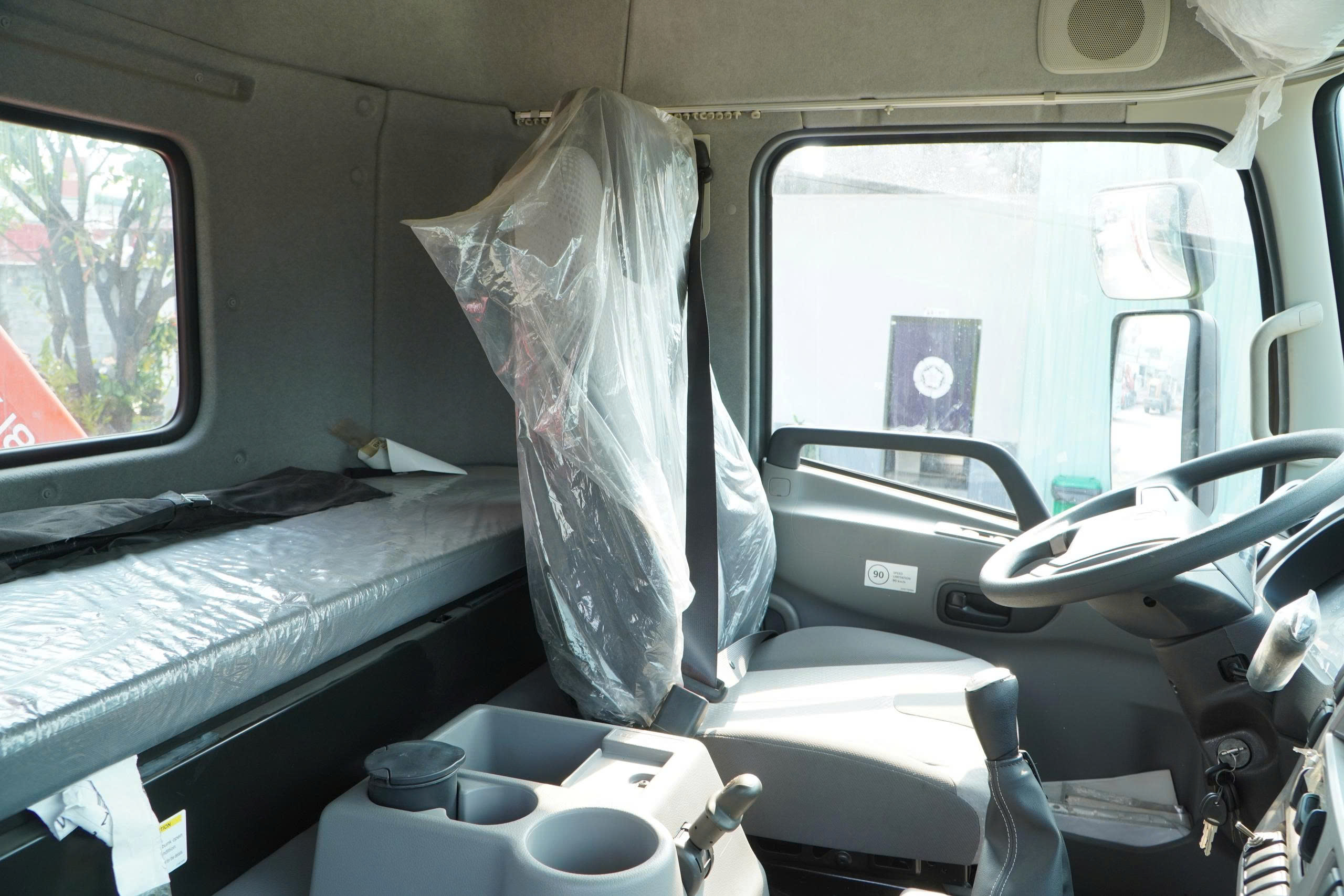 6x4 CWE 350 Sany Palfinger - http://marketing.namhangroup.com/file/udtrucks/CWE-350/Sany-Palfinger/photo/6x4_cwe_350_sany_palfinger_spk_18500_22.jpg