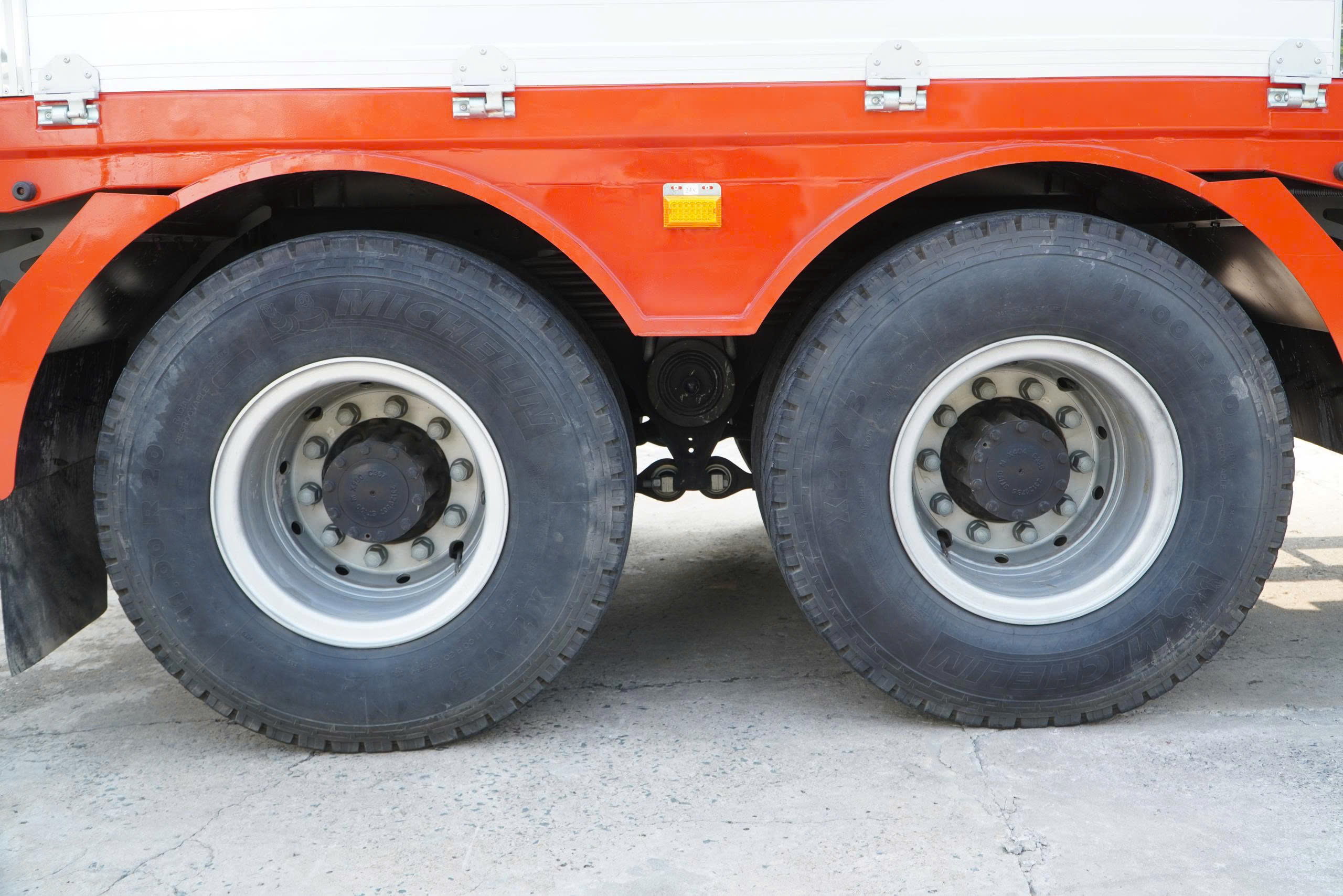 6x4 CWE 350 Sany Palfinger - http://marketing.namhangroup.com/file/udtrucks/CWE-350/Sany-Palfinger/photo/6x4_cwe_350_sany_palfinger_spk_18500_24.jpg
