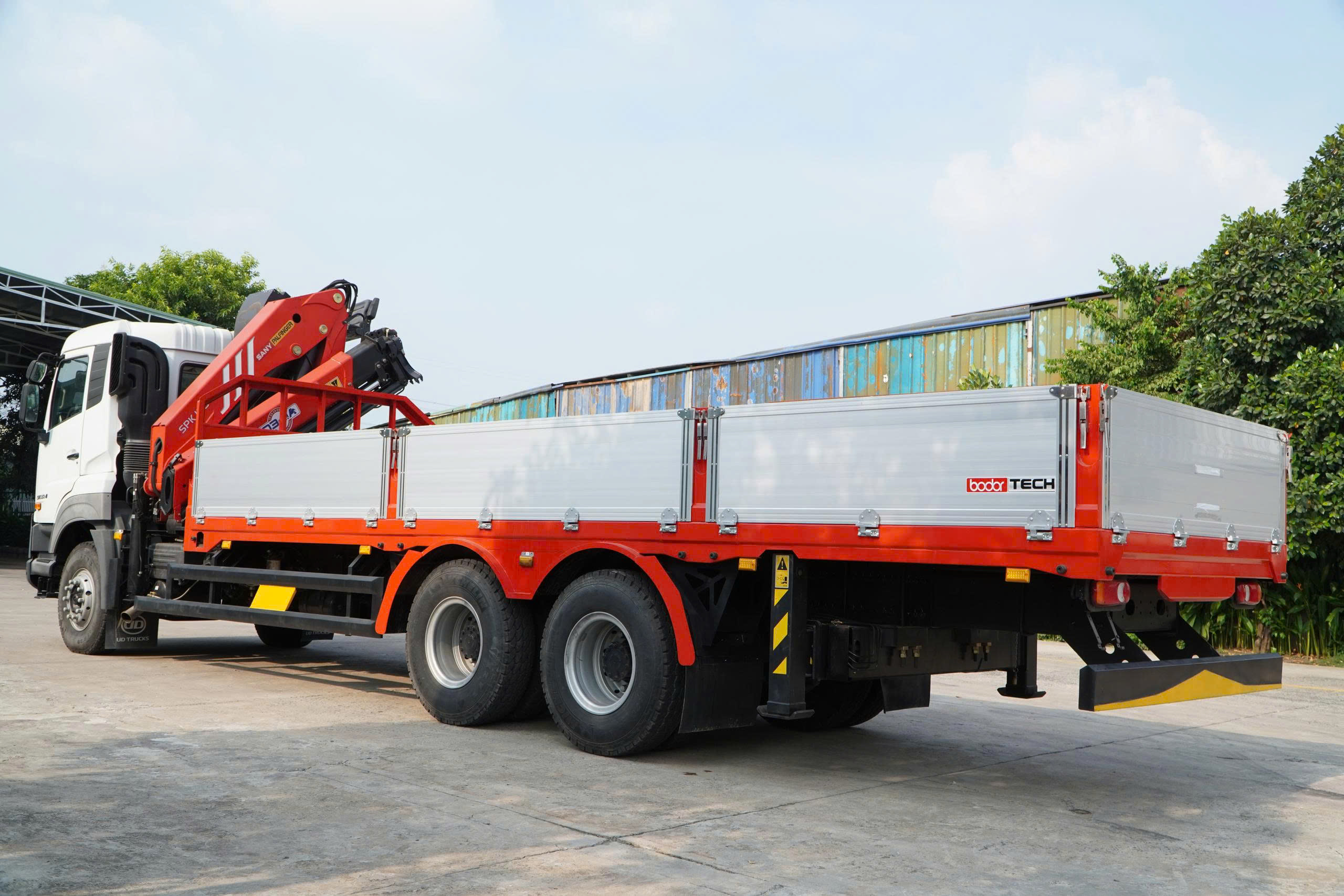 6x4 CWE 350 Sany Palfinger - http://marketing.namhangroup.com/file/udtrucks/CWE-350/Sany-Palfinger/photo/6x4_cwe_350_sany_palfinger_spk_18500_27.jpg