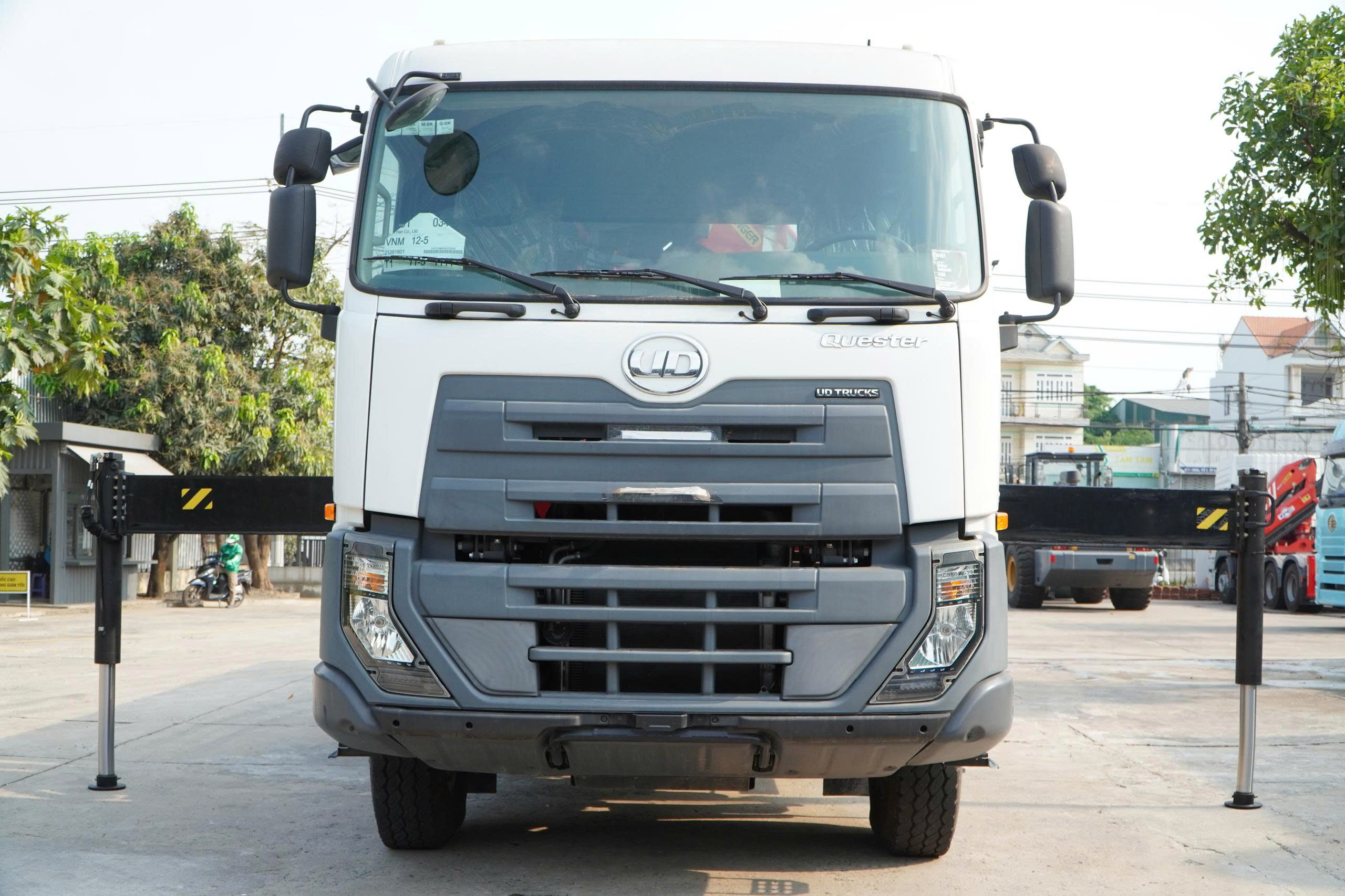 6x4 CWE 350 Sany Palfinger - http://marketing.namhangroup.com/file/udtrucks/CWE-350/Sany-Palfinger/photo/6x4_cwe_350_sany_palfinger_spk_18500_28.jpg