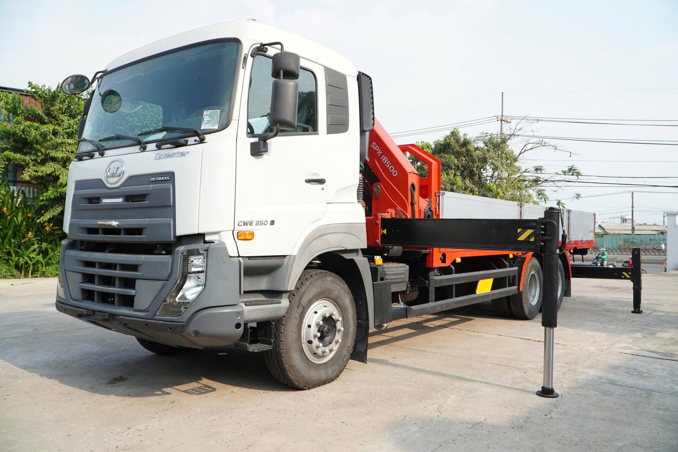 6x4 CWE 350 Sany Palfinger - http://marketing.namhangroup.com/file/udtrucks/CWE-350/Sany-Palfinger/photo/6x4_cwe_350_sany_palfinger_spk_18500_29.jpg