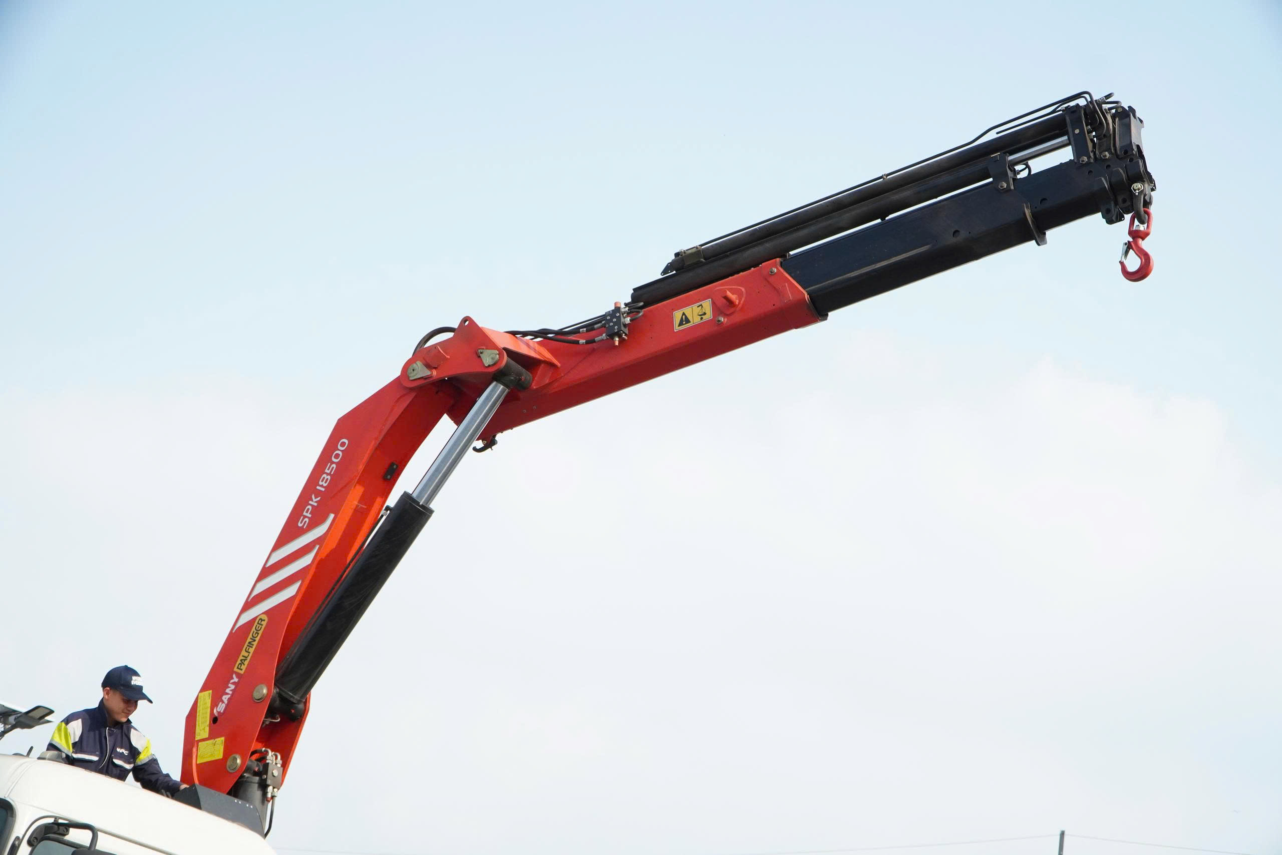 6x4 CWE 350 Sany Palfinger - http://marketing.namhangroup.com/file/udtrucks/CWE-350/Sany-Palfinger/photo/6x4_cwe_350_sany_palfinger_spk_18500_3.jpg