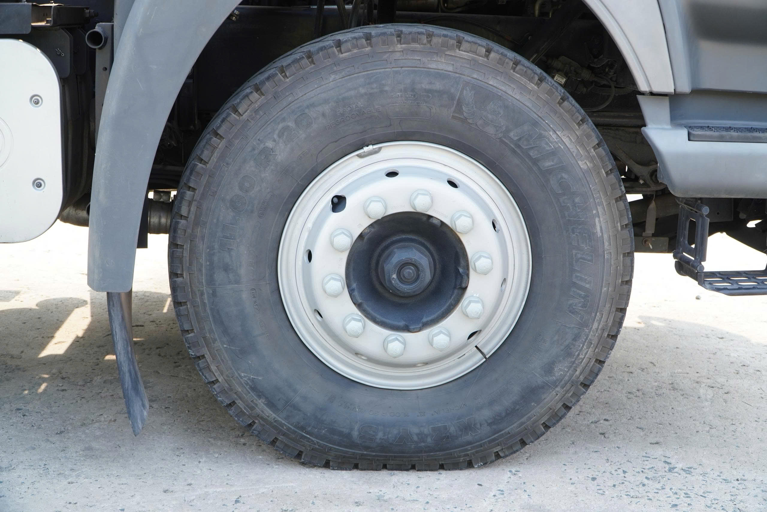 6x4 CWE 350 Sany Palfinger - http://marketing.namhangroup.com/file/udtrucks/CWE-350/Sany-Palfinger/photo/6x4_cwe_350_sany_palfinger_spk_18500_30.jpg