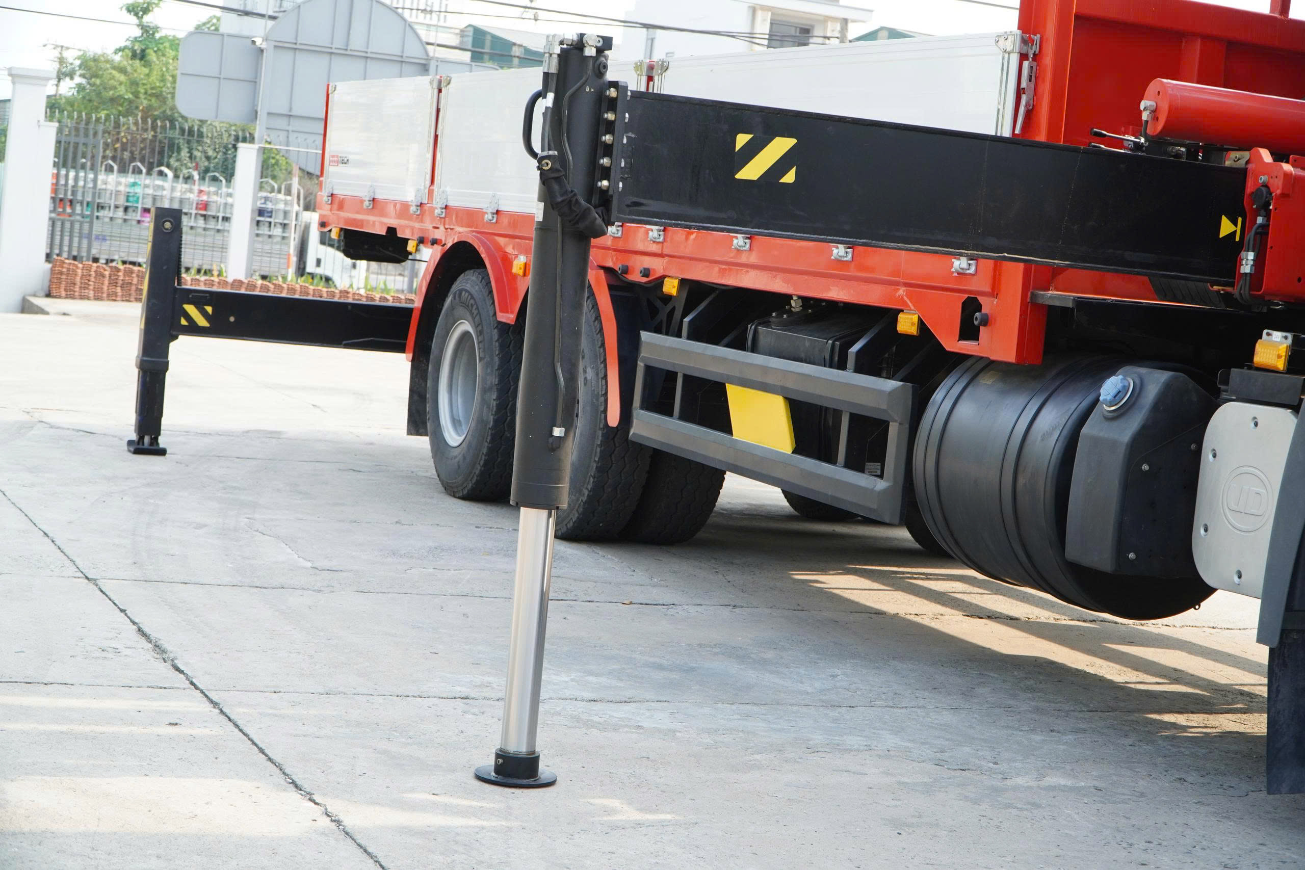 6x4 CWE 350 Sany Palfinger - http://marketing.namhangroup.com/file/udtrucks/CWE-350/Sany-Palfinger/photo/6x4_cwe_350_sany_palfinger_spk_18500_31.jpg