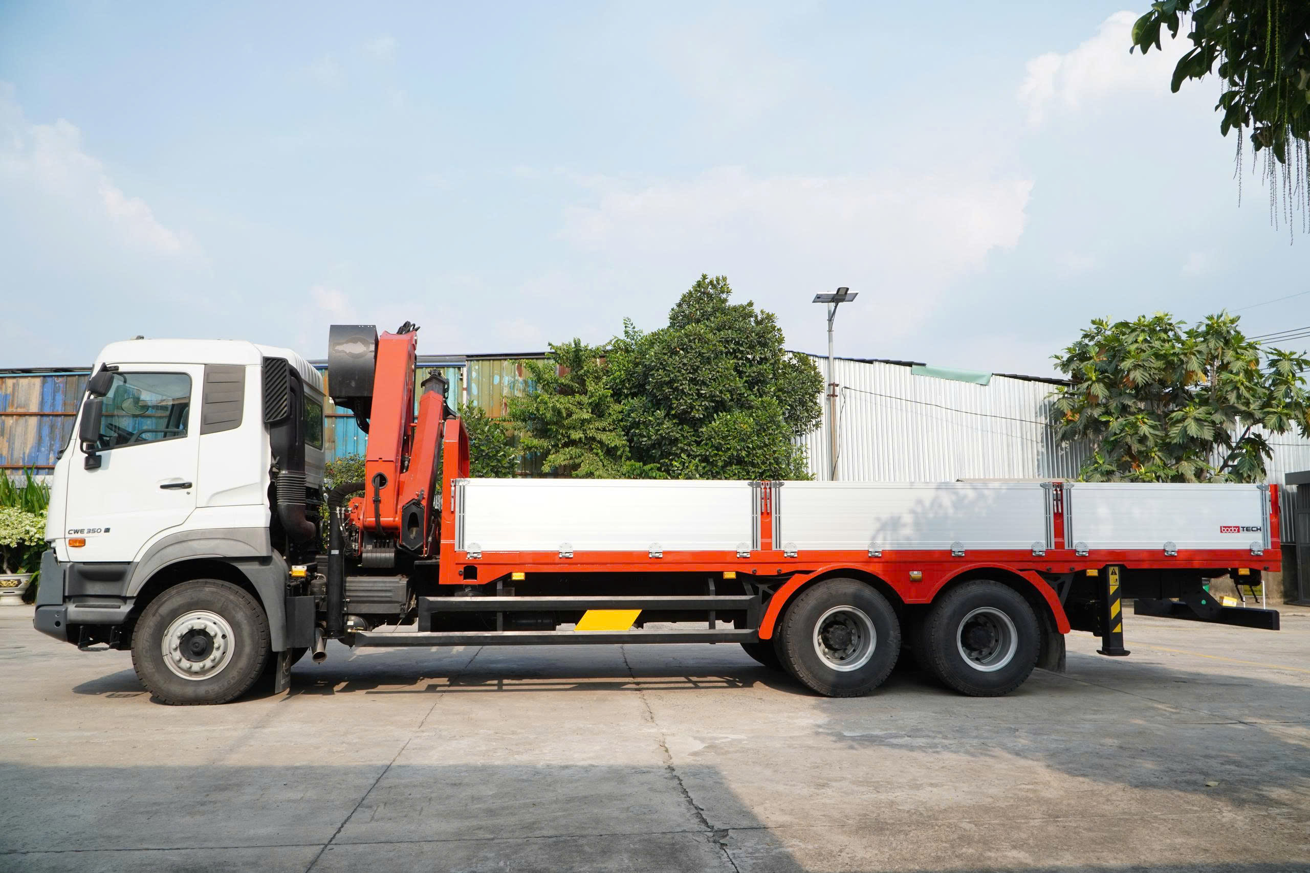 6x4 CWE 350 Sany Palfinger - http://marketing.namhangroup.com/file/udtrucks/CWE-350/Sany-Palfinger/photo/6x4_cwe_350_sany_palfinger_spk_18500_33.jpg