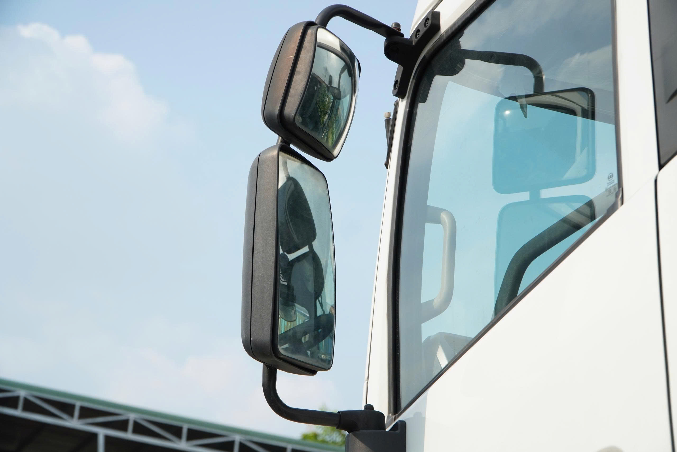 6x4 CWE 350 Sany Palfinger - http://marketing.namhangroup.com/file/udtrucks/CWE-350/Sany-Palfinger/photo/6x4_cwe_350_sany_palfinger_spk_18500_4.jpg