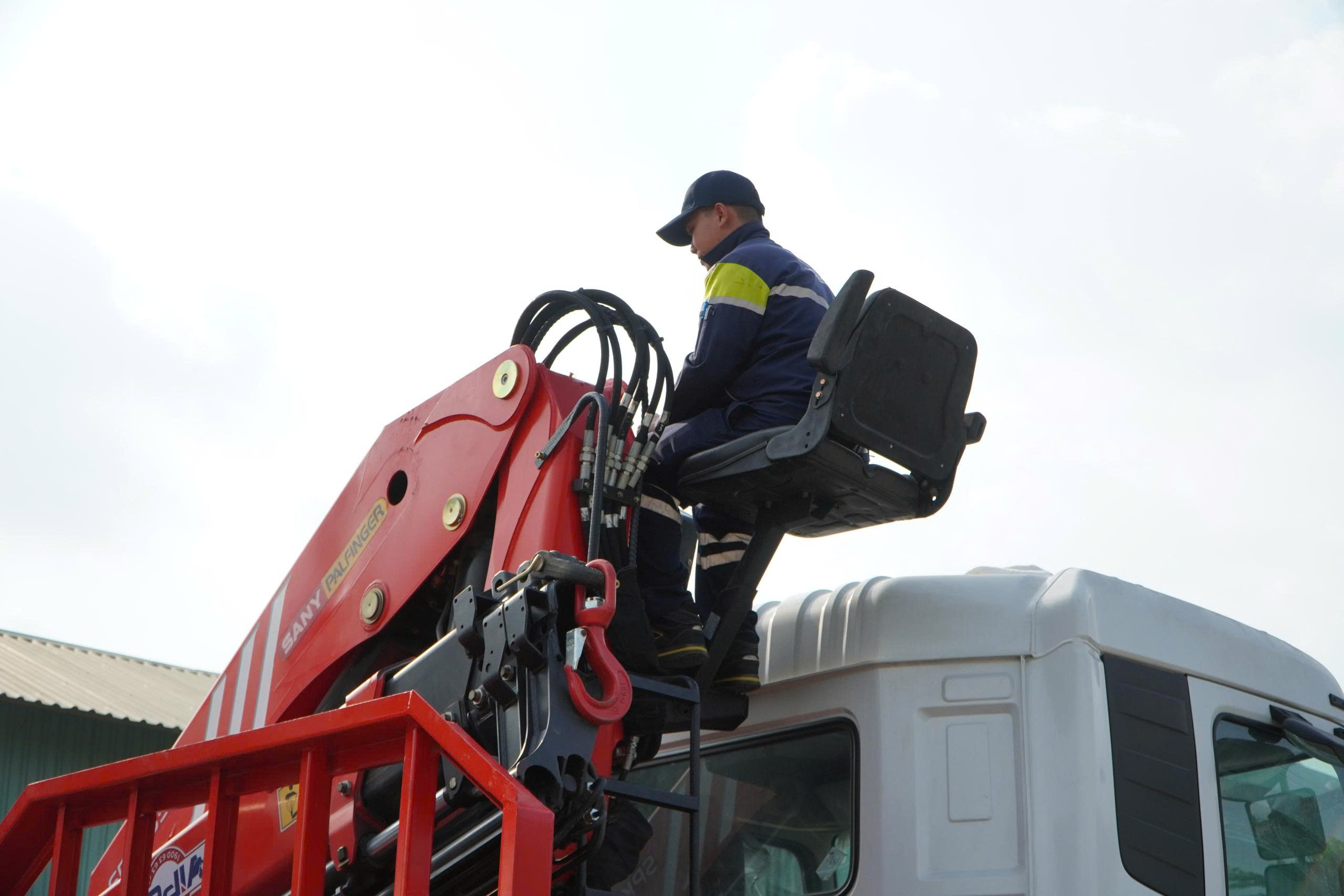6x4 CWE 350 Sany Palfinger - http://marketing.namhangroup.com/file/udtrucks/CWE-350/Sany-Palfinger/photo/6x4_cwe_350_sany_palfinger_spk_18500_5.jpg