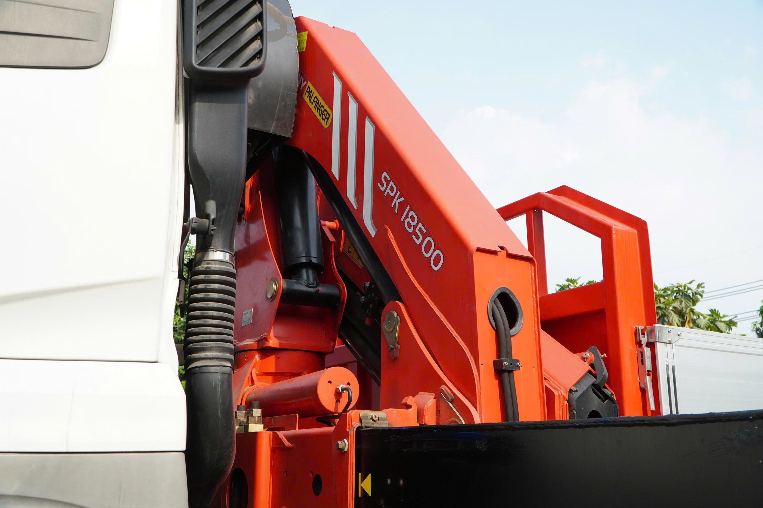 6x4 CWE 350 Sany Palfinger - http://marketing.namhangroup.com/file/udtrucks/CWE-350/Sany-Palfinger/photo/6x4_cwe_350_sany_palfinger_spk_18500_6.jpg