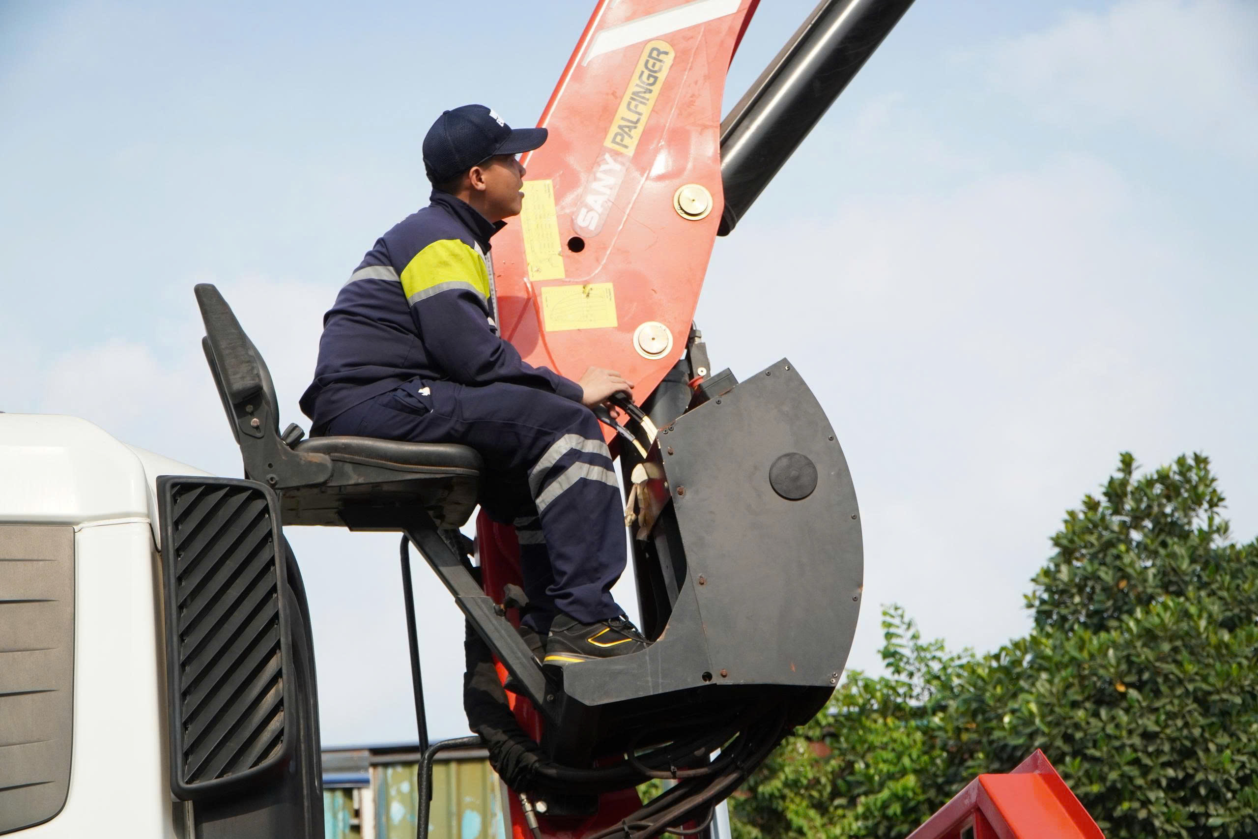 6x4 CWE 350 Sany Palfinger - http://marketing.namhangroup.com/file/udtrucks/CWE-350/Sany-Palfinger/photo/6x4_cwe_350_sany_palfinger_spk_18500_8.jpg