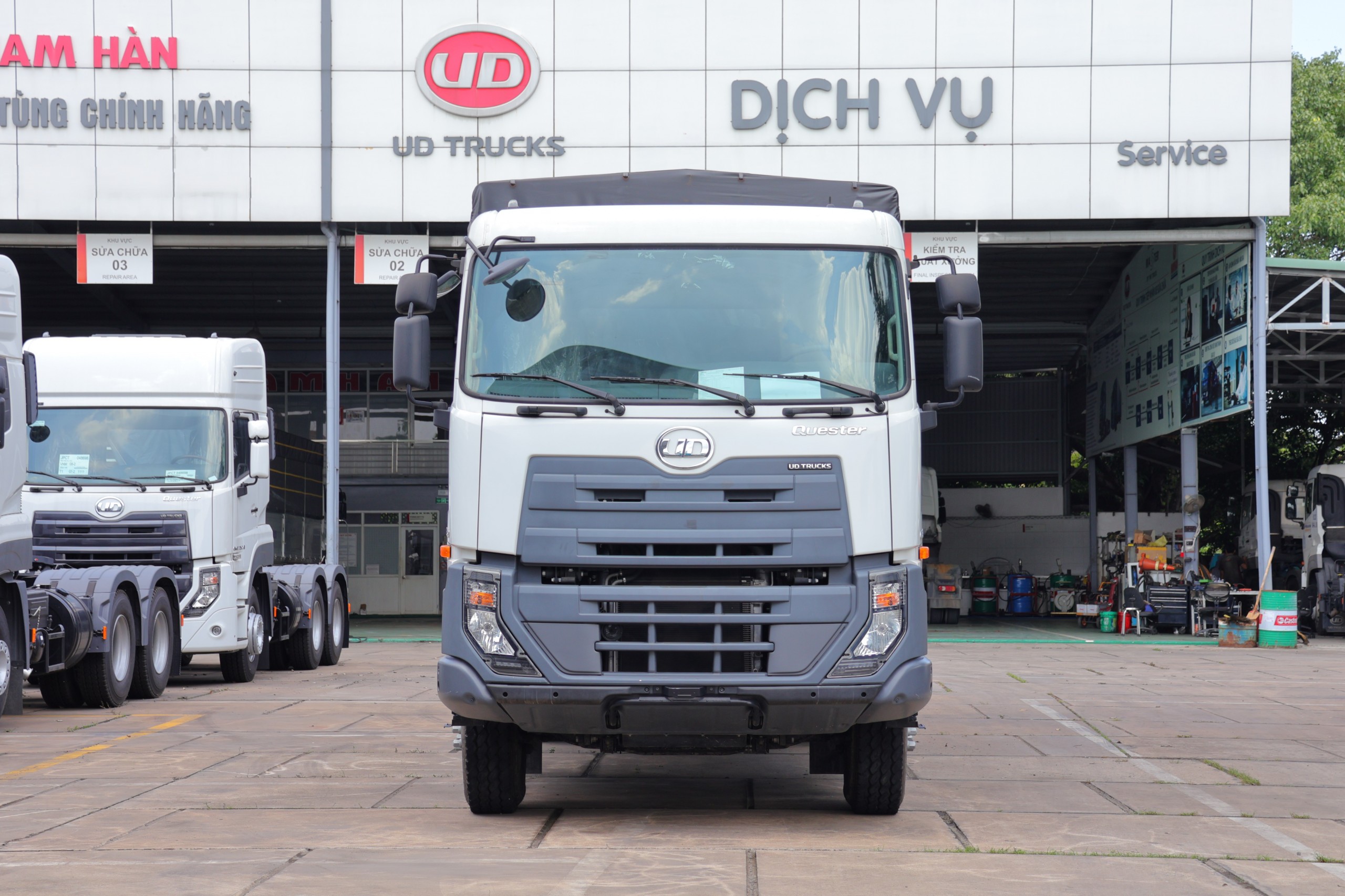 6x4 CWE 350 TMB OTDN - http://marketing.namhangroup.com/file/udtrucks/CWE-350/TMB-9m1-OTDN/photo/6x4_cwe_350_wb5600_thung_bat_9_1m_otdn.jpg