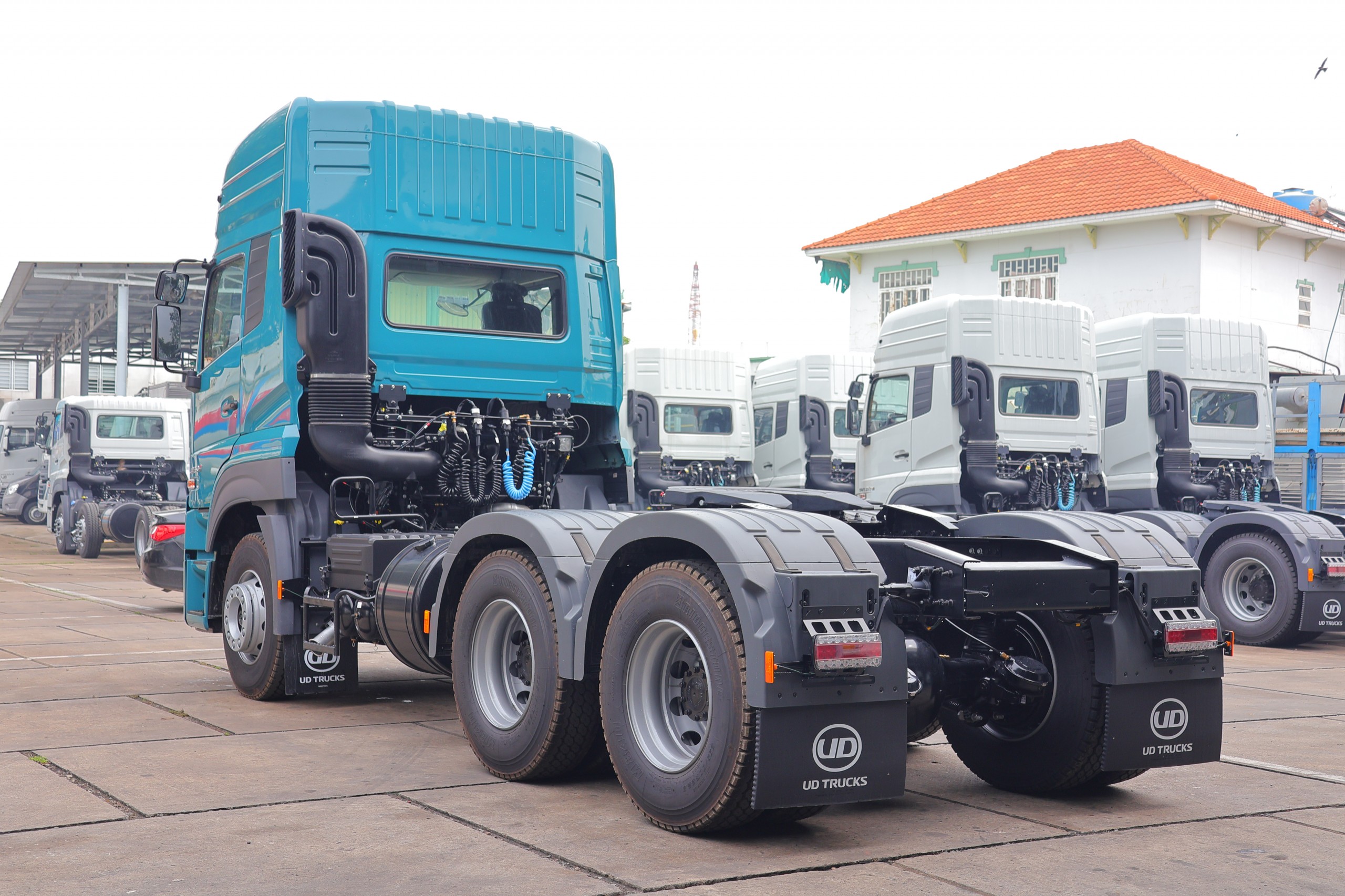 6x4 GWE 350 XXSL Green - http://marketing.namhangroup.com/file/udtrucks/GWE-350-XXSL/Green/photo/img_5288.jpg