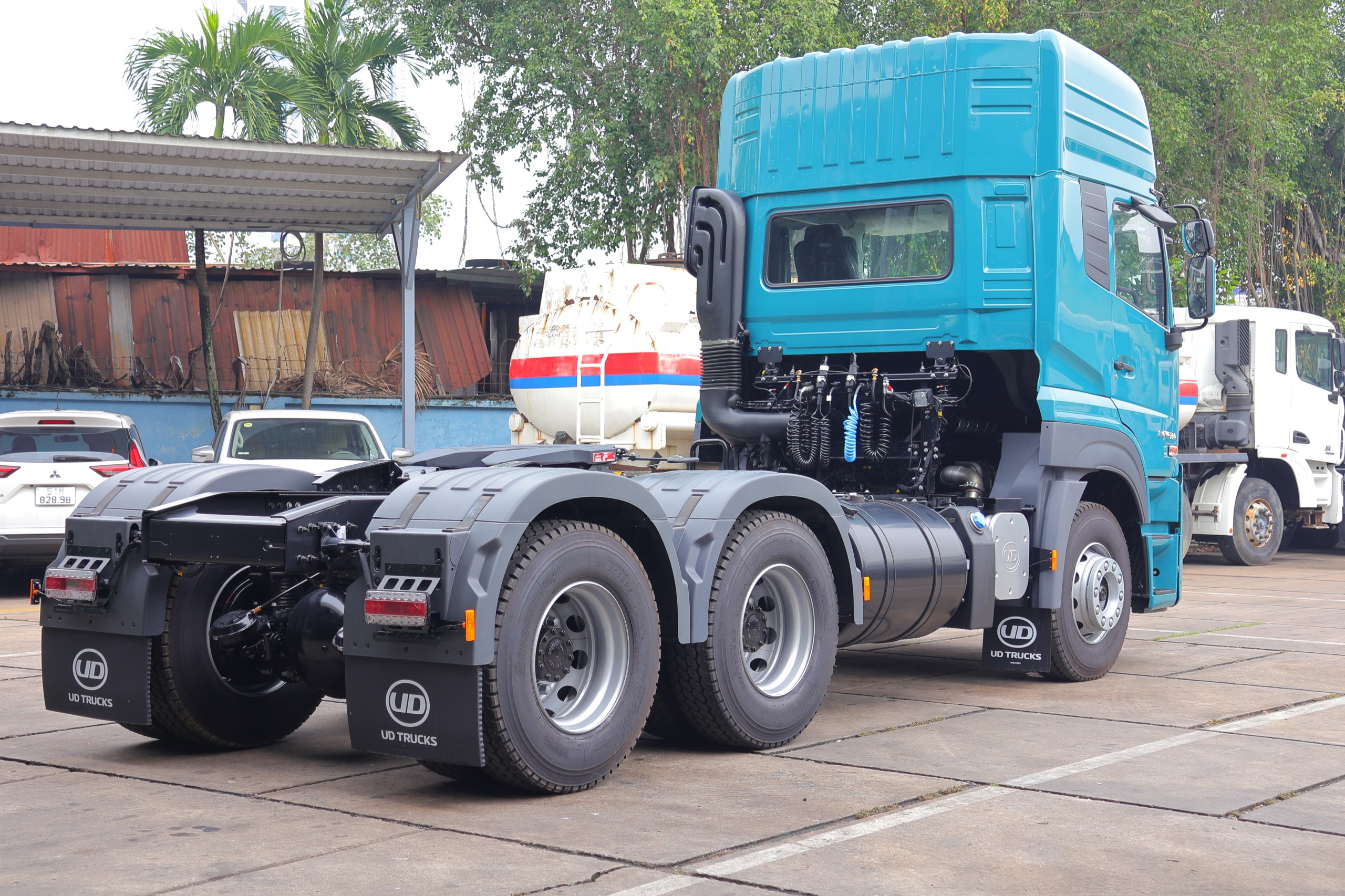 6x4 GWE 350 XXSL Green - http://marketing.namhangroup.com/file/udtrucks/GWE-350-XXSL/Green/photo/img_5291.jpg