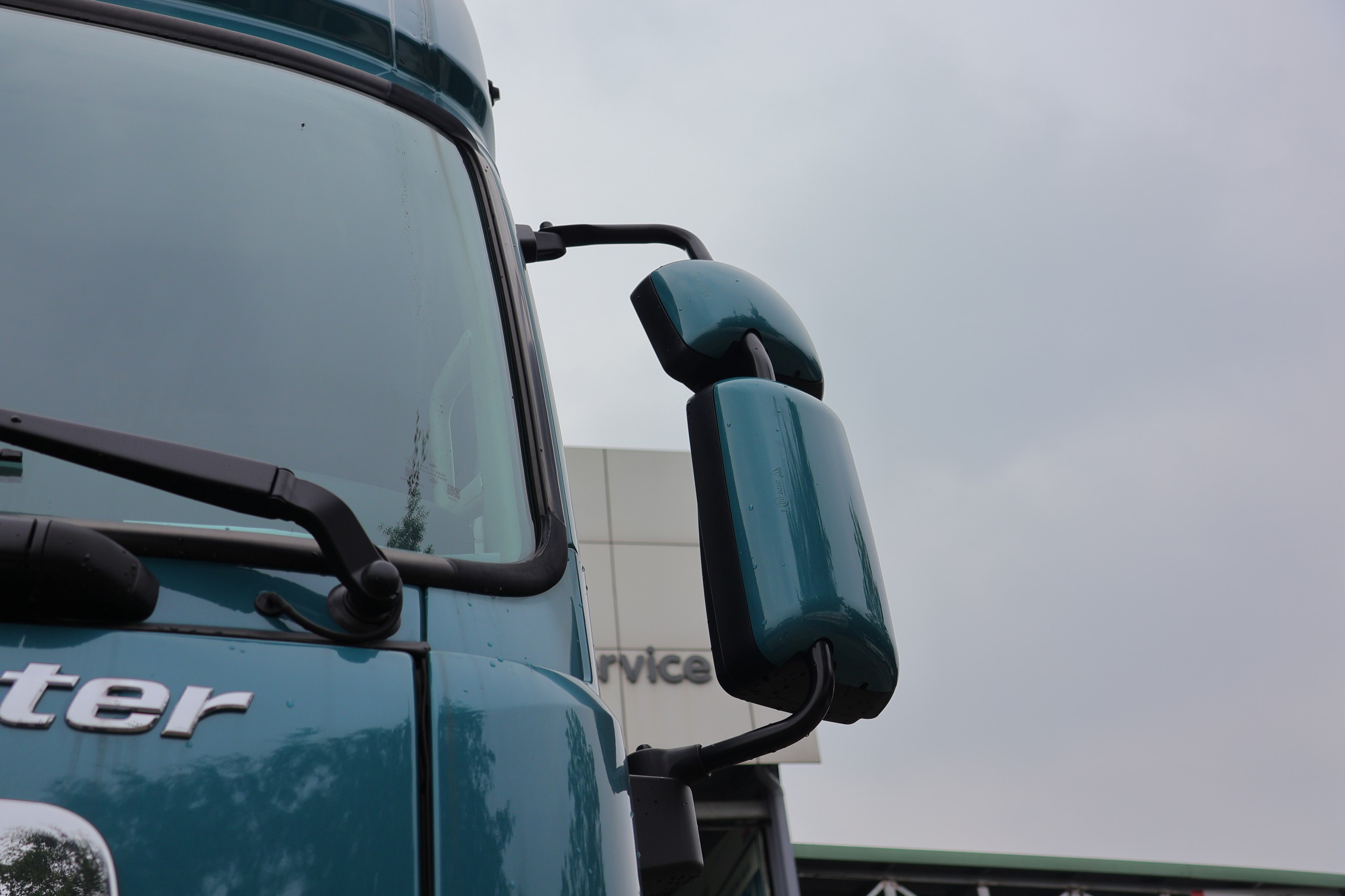 6x4 GWE 350 XXSL Green - http://marketing.namhangroup.com/file/udtrucks/GWE-350-XXSL/Green/photo/img_5315.jpg