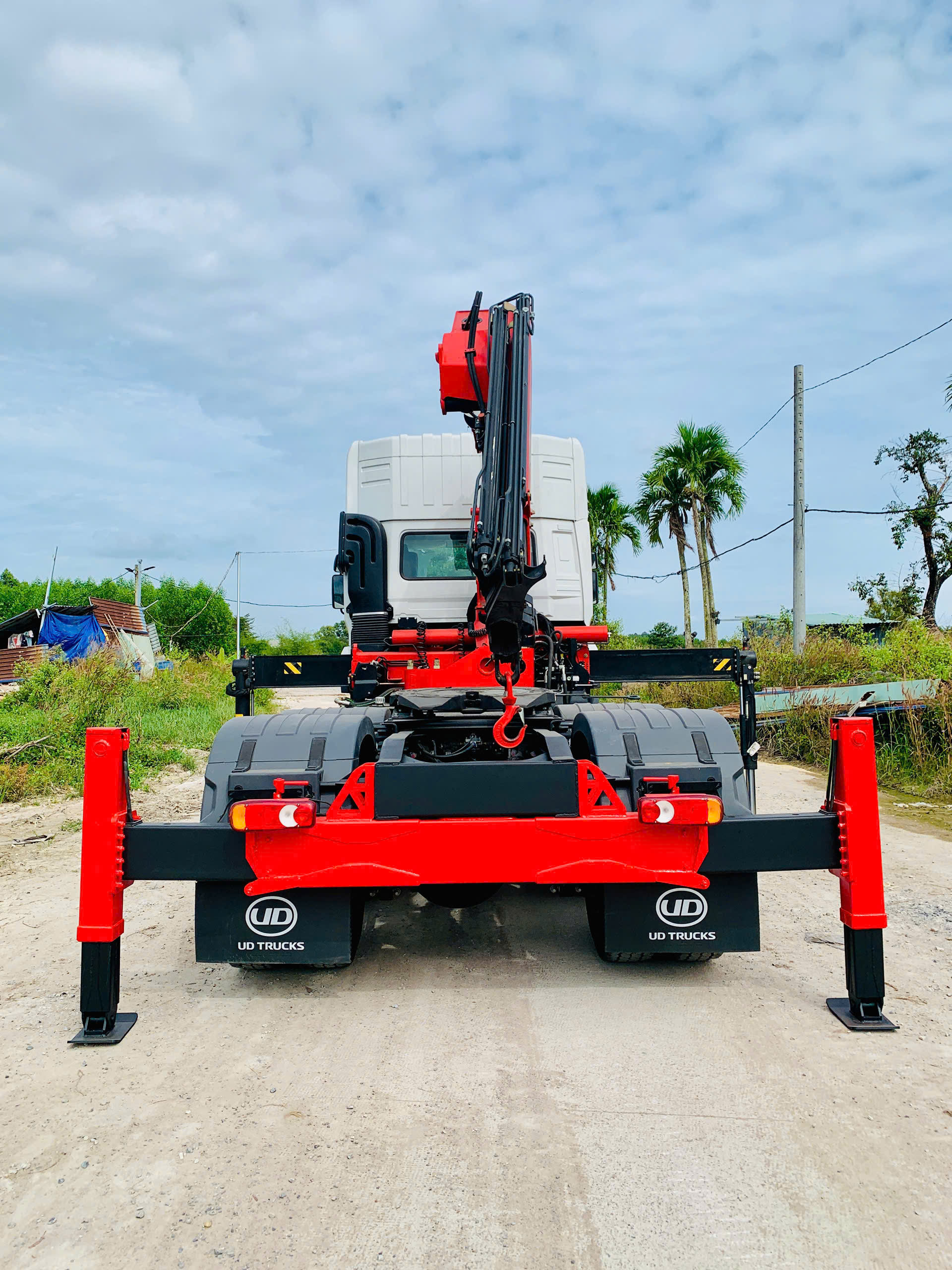 6x4 GWE 350 Sany Palfinger - http://marketing.namhangroup.com/file/udtrucks/GWE-350-XXSL/Sany-Palfinger/photo/6x4_gwe_350_xxsl_sanypalfinger_spk_23500.jpg