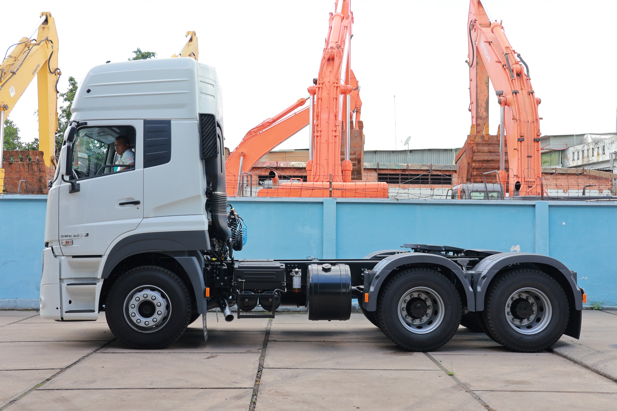 Đầu kéo 6x4 GWE 350 XXSL 2026 - http://marketing.namhangroup.com/file/udtrucks/GWE-350-XXSL/ver-2026/photo/img_5134.jpg