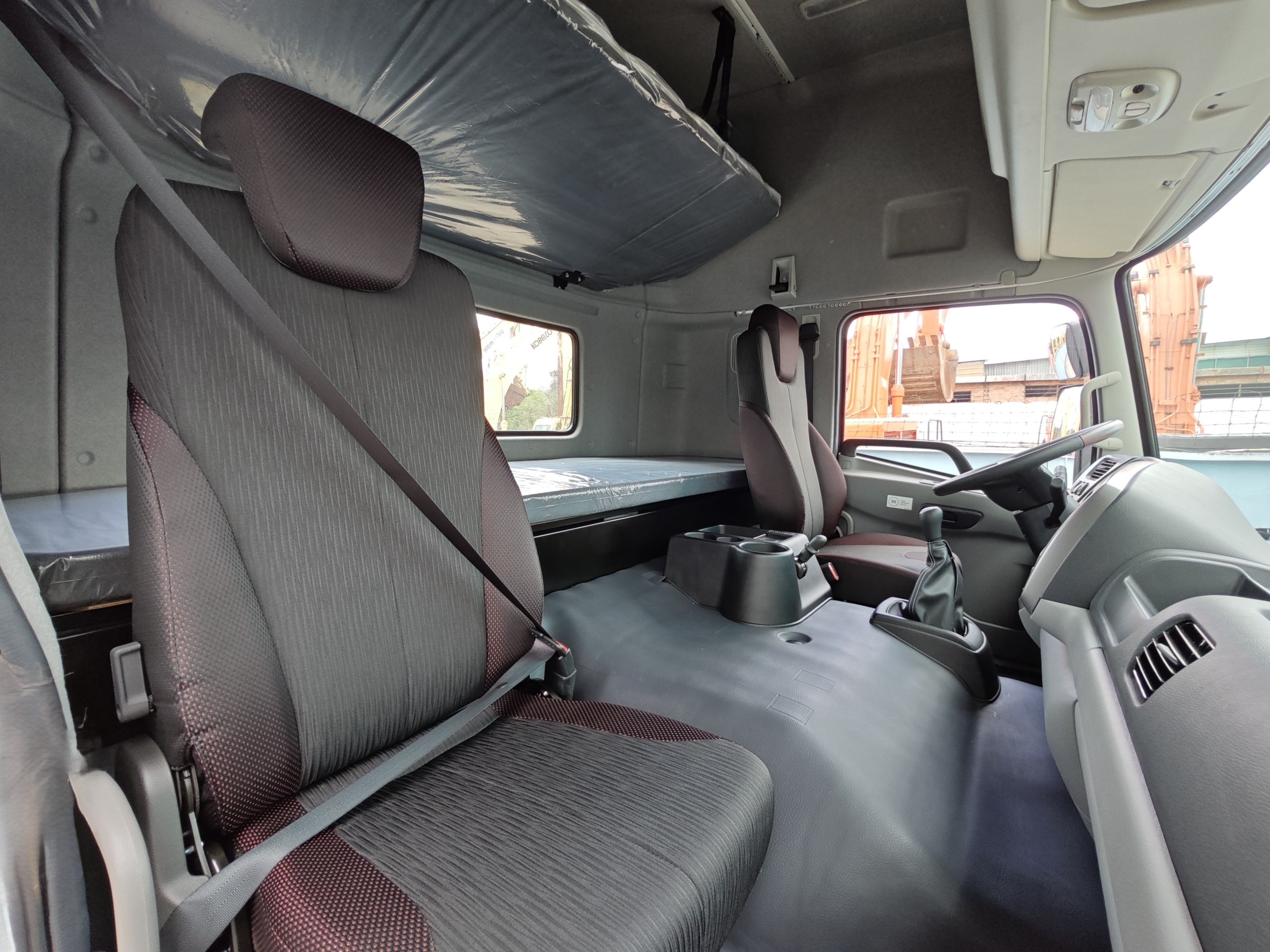 Đầu kéo 6x4 GWE 350 XXSL 2026 - http://marketing.namhangroup.com/file/udtrucks/GWE-350-XXSL/ver-2026/photo/quester_2026_cabin_01.jpg
