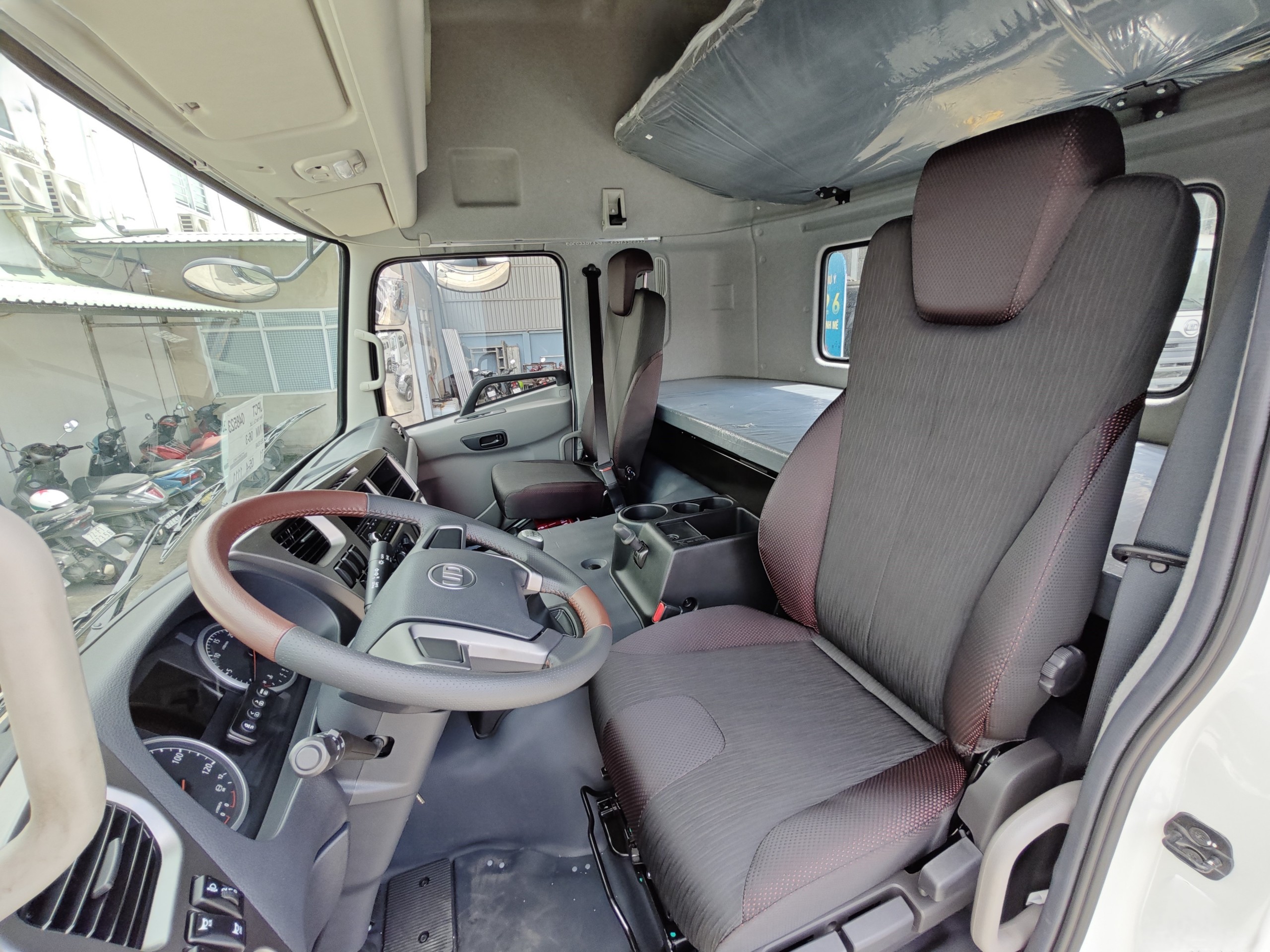 Đầu kéo 6x4 GWE 350 XXSL 2026 - http://marketing.namhangroup.com/file/udtrucks/GWE-350-XXSL/ver-2026/photo/quester_2026_cabin_02.jpg