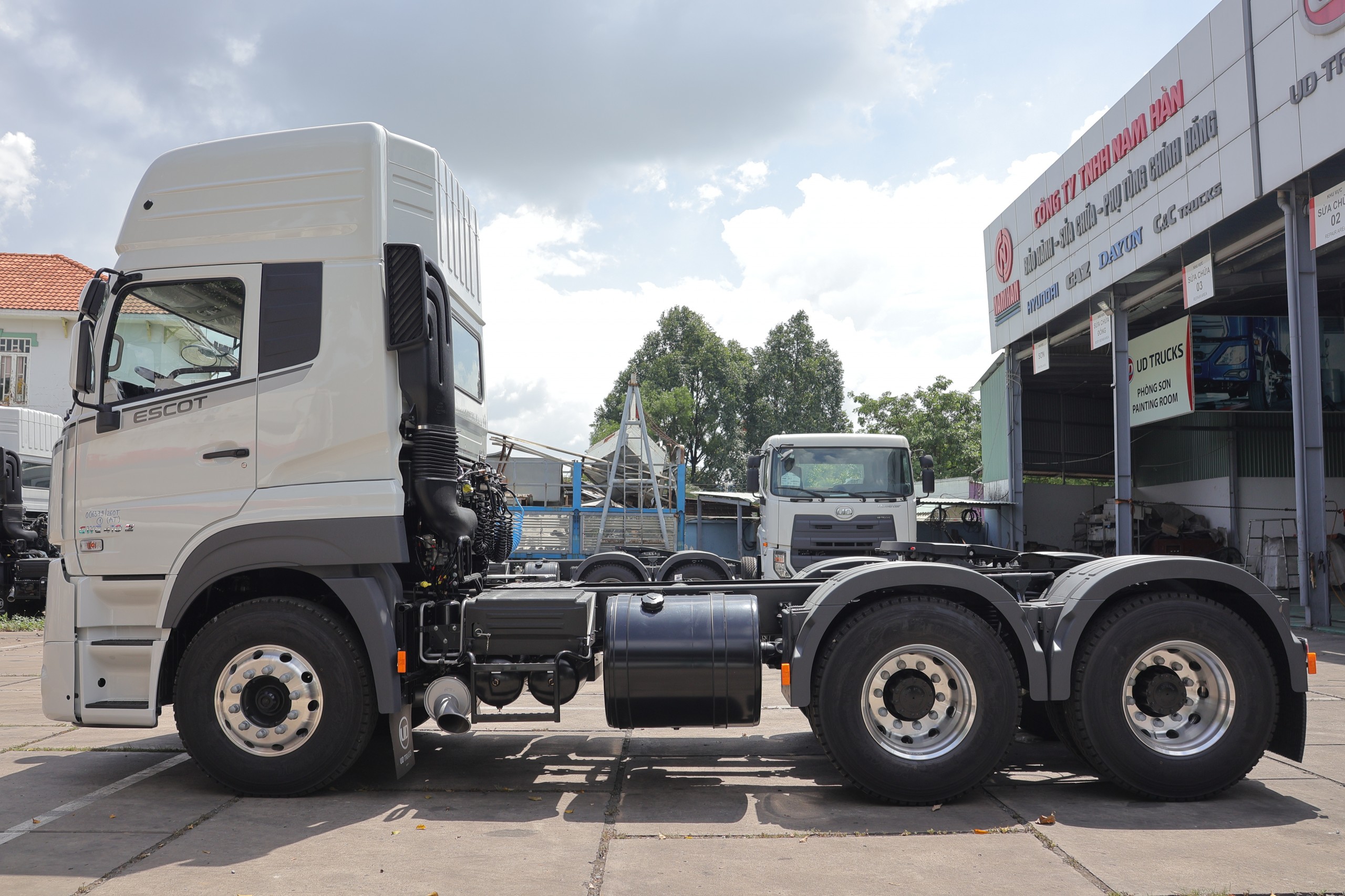 6x4 GWE 410 XXSL 2026 - http://marketing.namhangroup.com/file/udtrucks/GWE-410-XXSL/v2026/photo/gwe_410_xxsl_2026_3.jpg