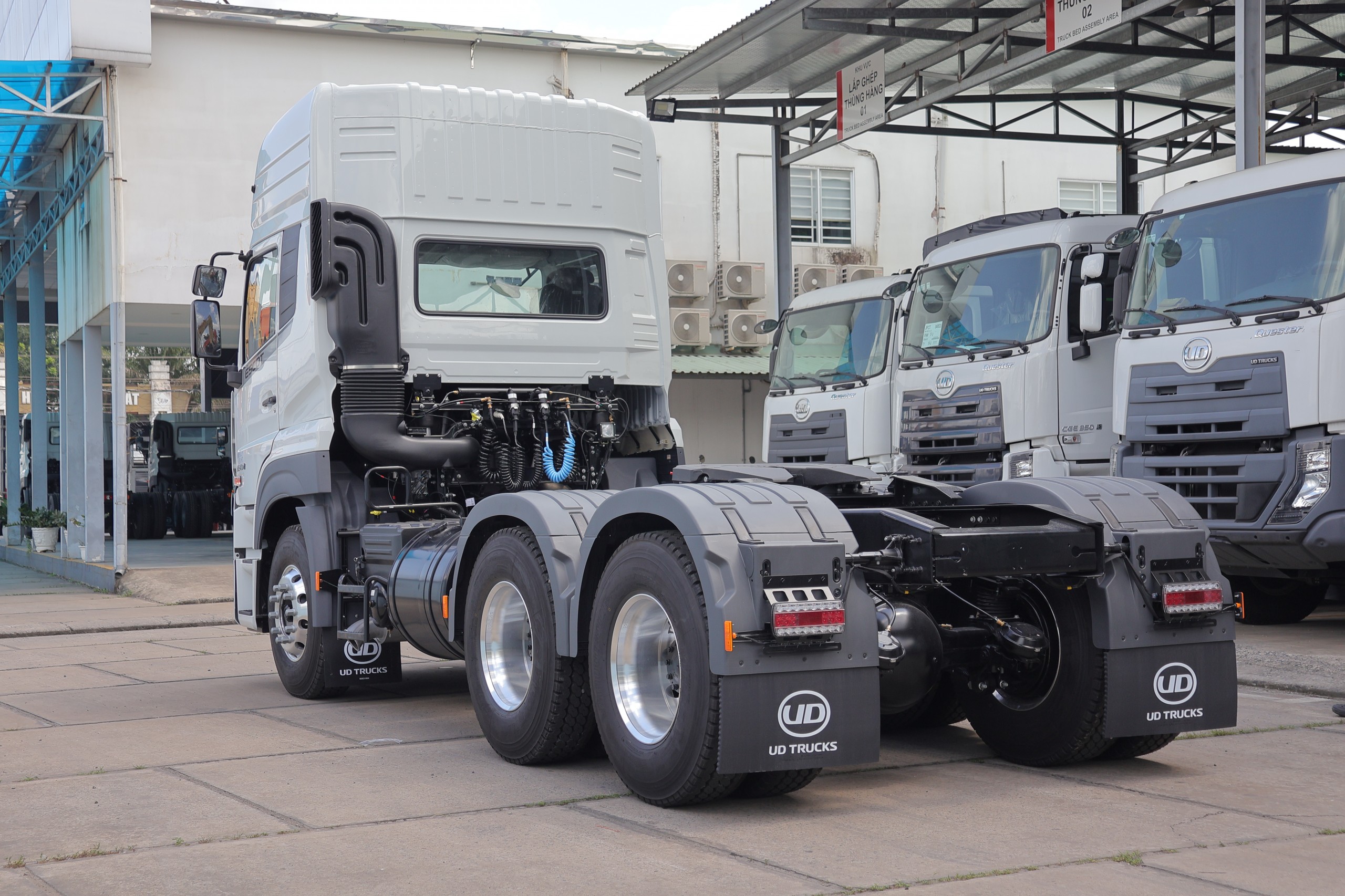 6x4 GWE 410 XXSL 2026 - http://marketing.namhangroup.com/file/udtrucks/GWE-410-XXSL/v2026/photo/gwe_410_xxsl_2026_4.jpg