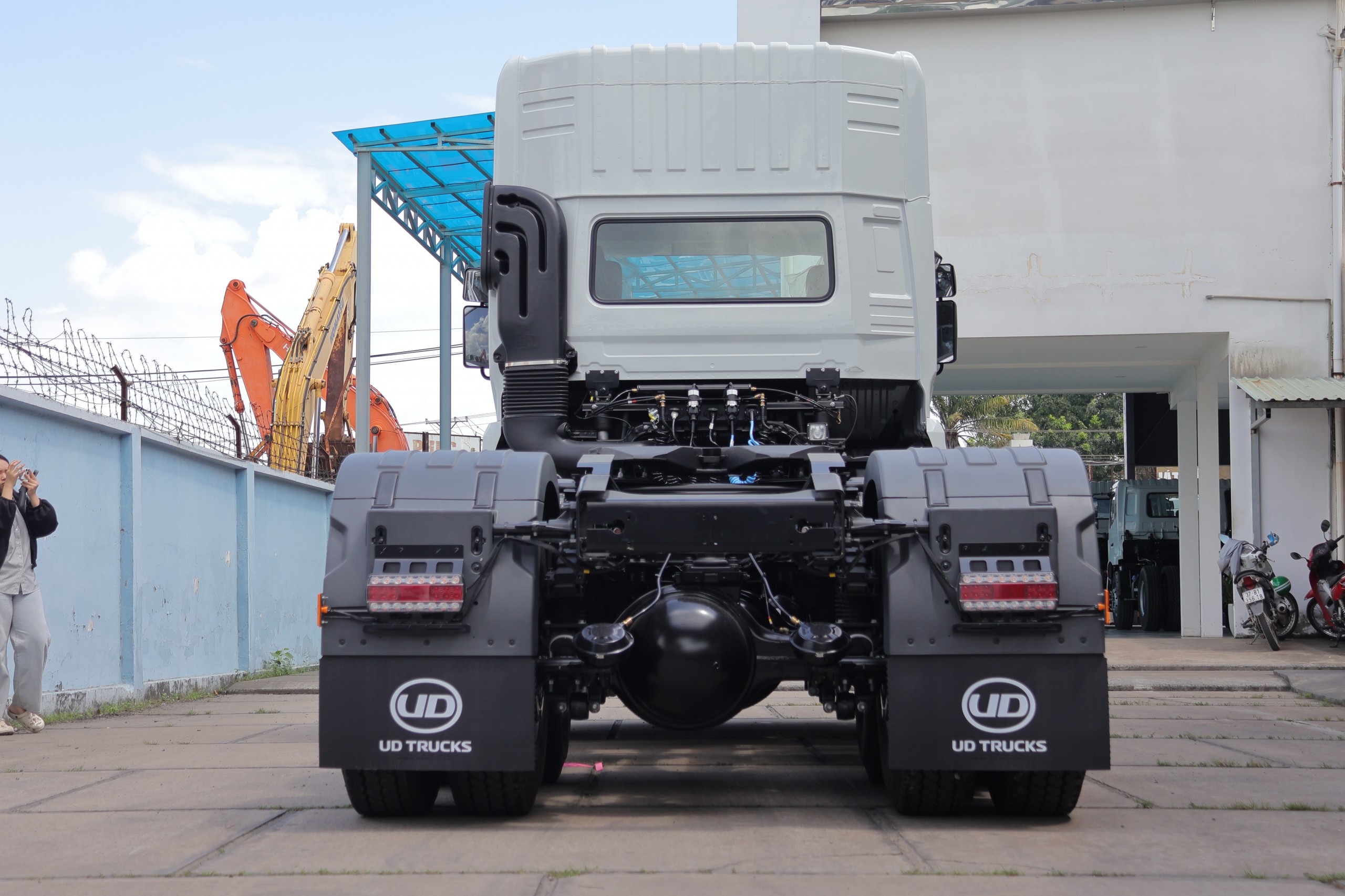6x4 GWE 410 XXSL 2026 - http://marketing.namhangroup.com/file/udtrucks/GWE-410-XXSL/v2026/photo/gwe_410_xxsl_2026_5.jpg