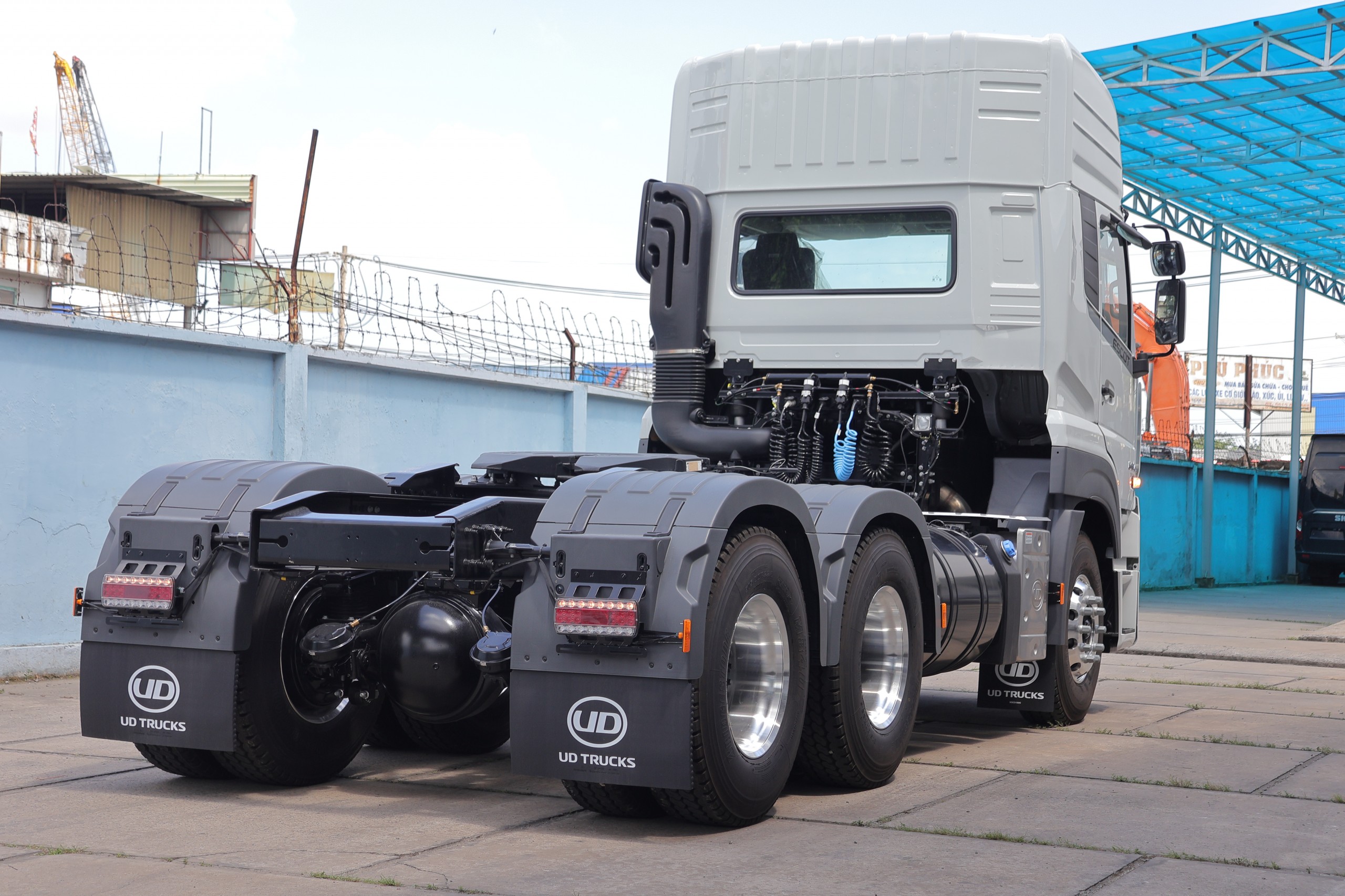 6x4 GWE 410 XXSL 2026 - http://marketing.namhangroup.com/file/udtrucks/GWE-410-XXSL/v2026/photo/gwe_410_xxsl_2026_6.jpg