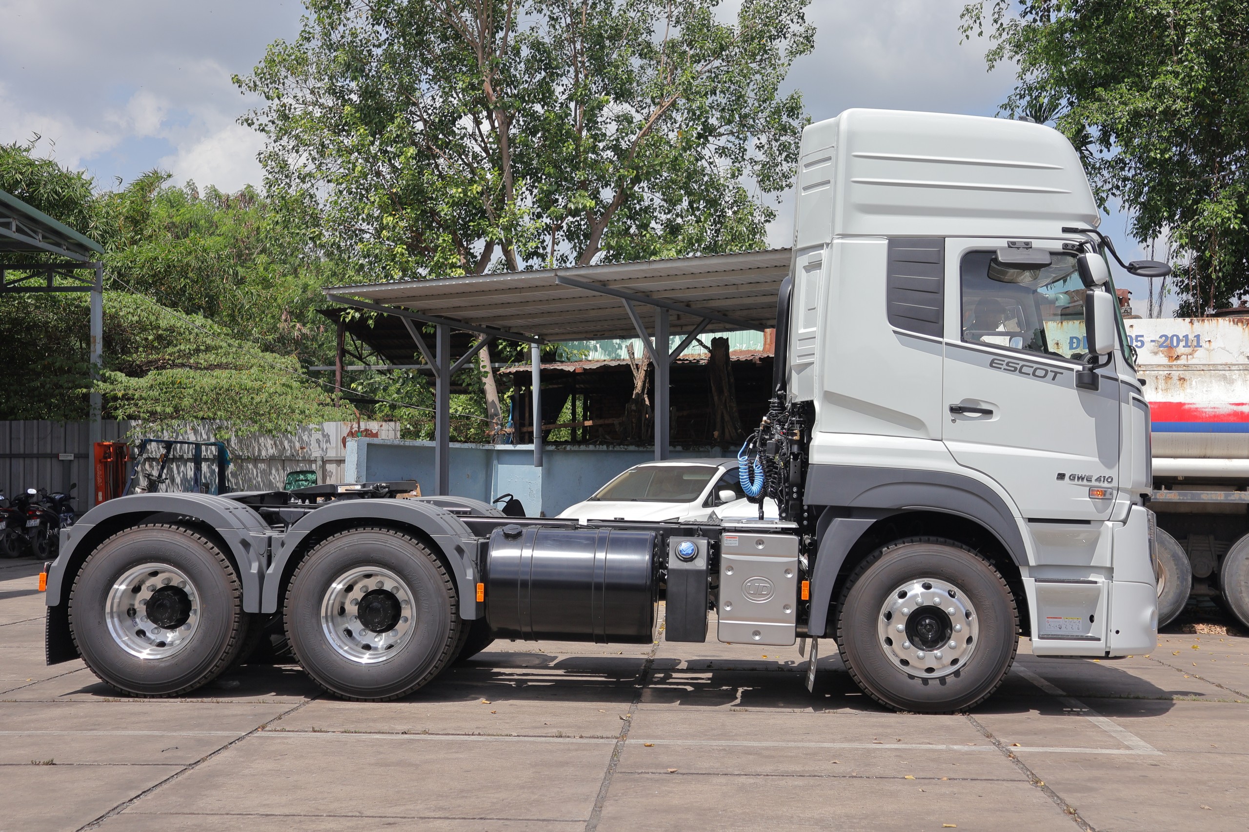 6x4 GWE 410 XXSL 2026 - http://marketing.namhangroup.com/file/udtrucks/GWE-410-XXSL/v2026/photo/gwe_410_xxsl_2026_7.jpg