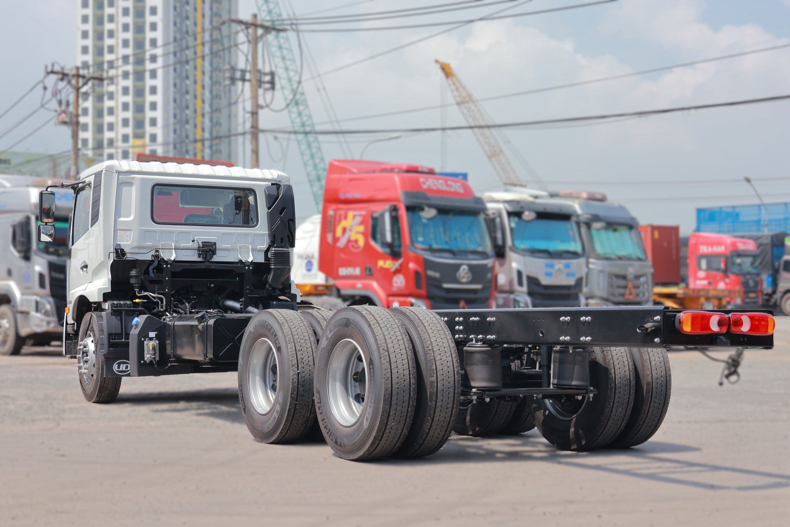 6x2 PDE 250 Chassis - http://marketing.namhangroup.com/file/udtrucks/PDE-250/chassis/photo/img_6570_2.jpg