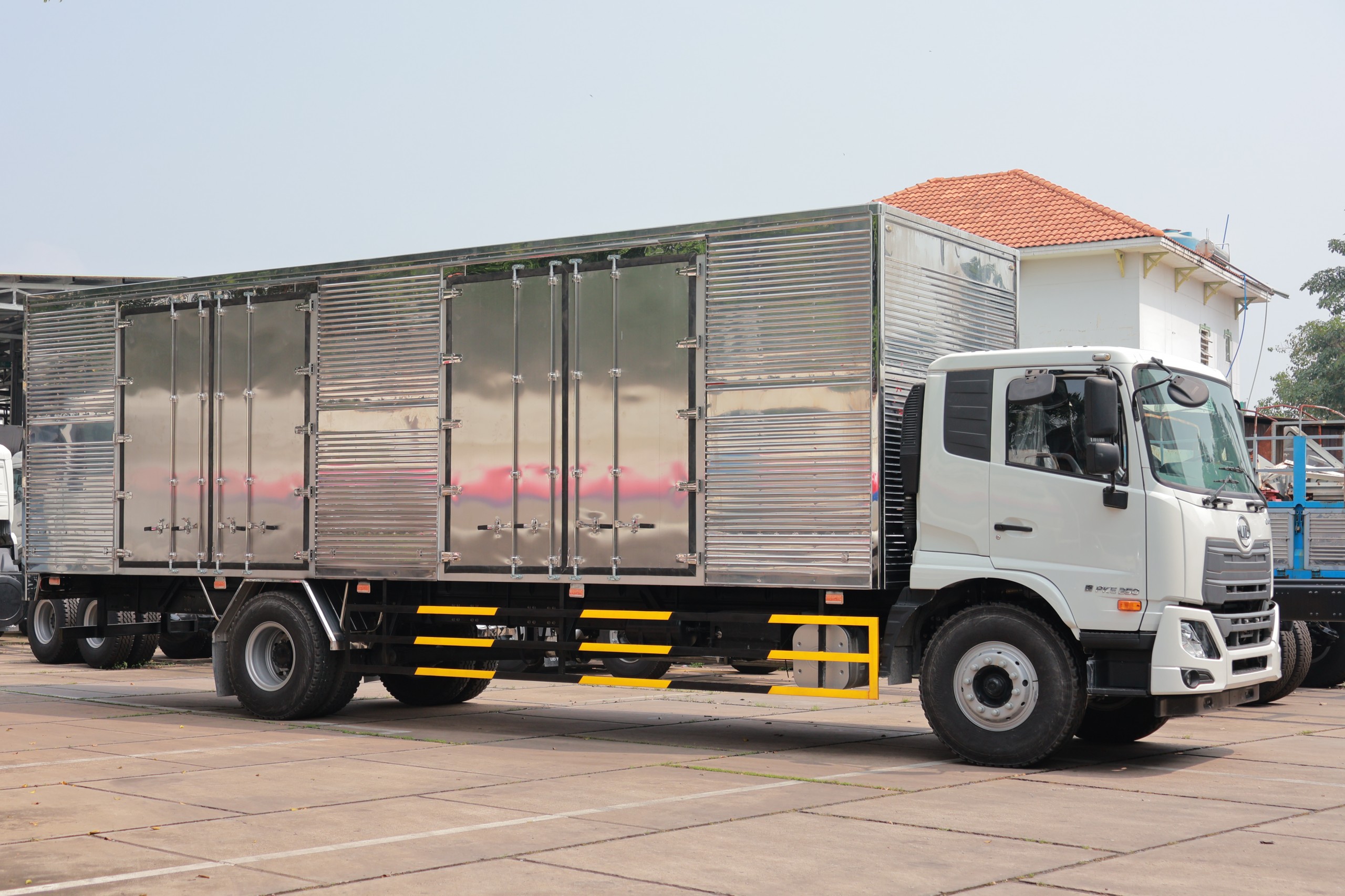 4x2 PKE 250 Thùng Kín HN - http://marketing.namhangroup.com/file/udtrucks/PKE-250/TK-HN/photo/img_6428.jpg