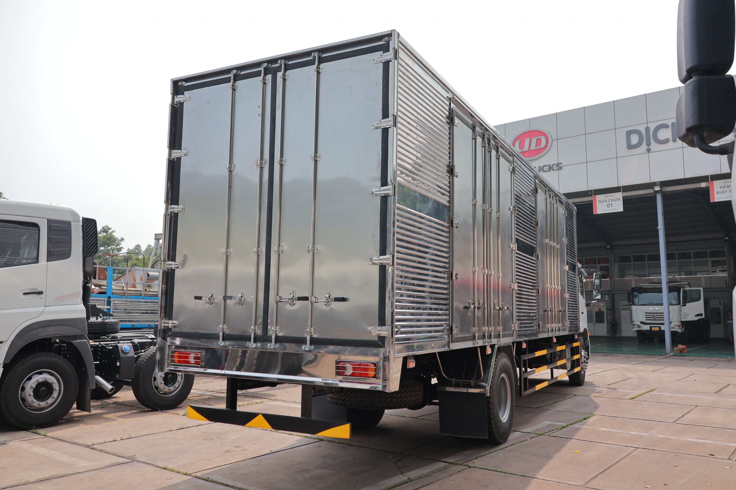 4x2 PKE 250 Thùng Kín HN - http://marketing.namhangroup.com/file/udtrucks/PKE-250/TK-HN/photo/img_6429.jpg