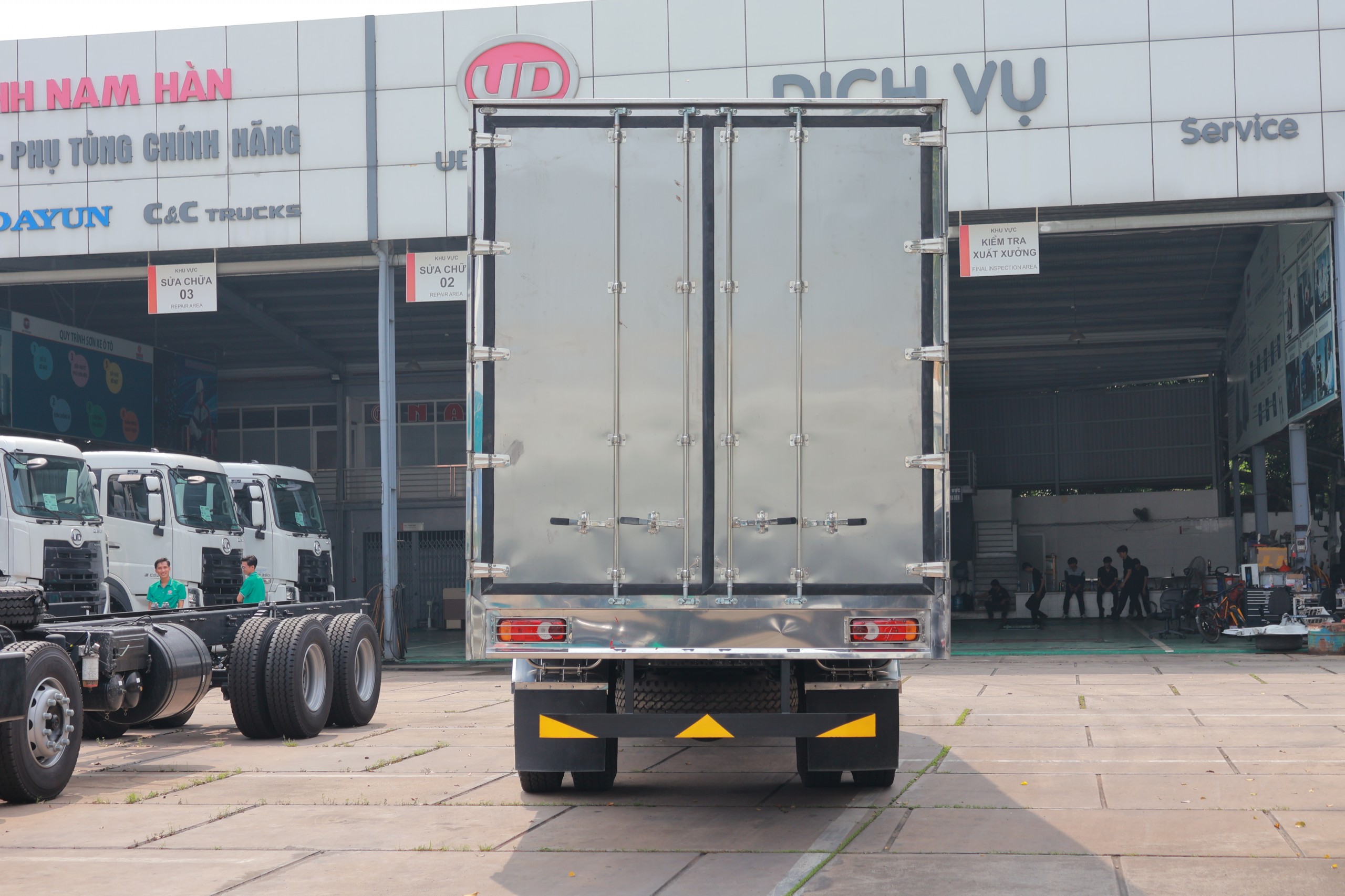 4x2 PKE 250 Thùng Kín HN - http://marketing.namhangroup.com/file/udtrucks/PKE-250/TK-HN/photo/img_6430.jpg