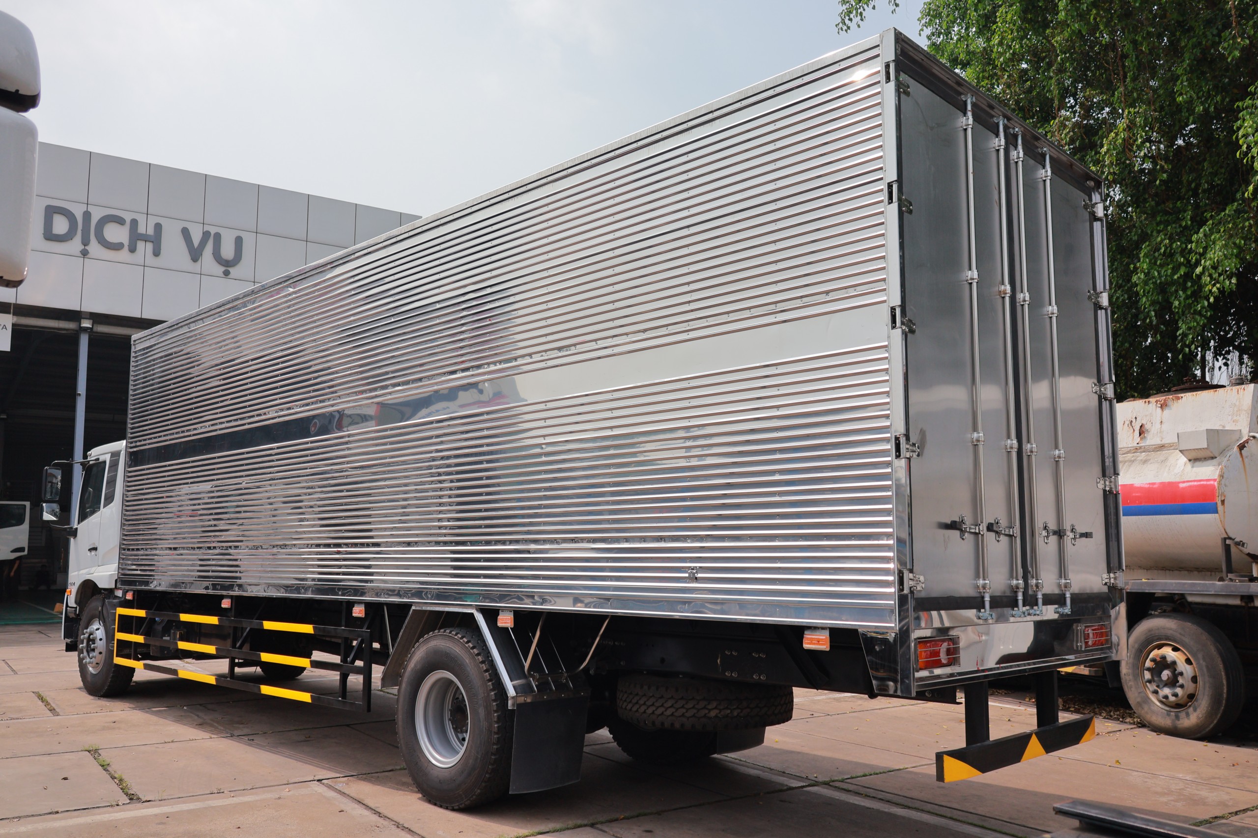 4x2 PKE 250 Thùng Kín HN - http://marketing.namhangroup.com/file/udtrucks/PKE-250/TK-HN/photo/img_6433.jpg