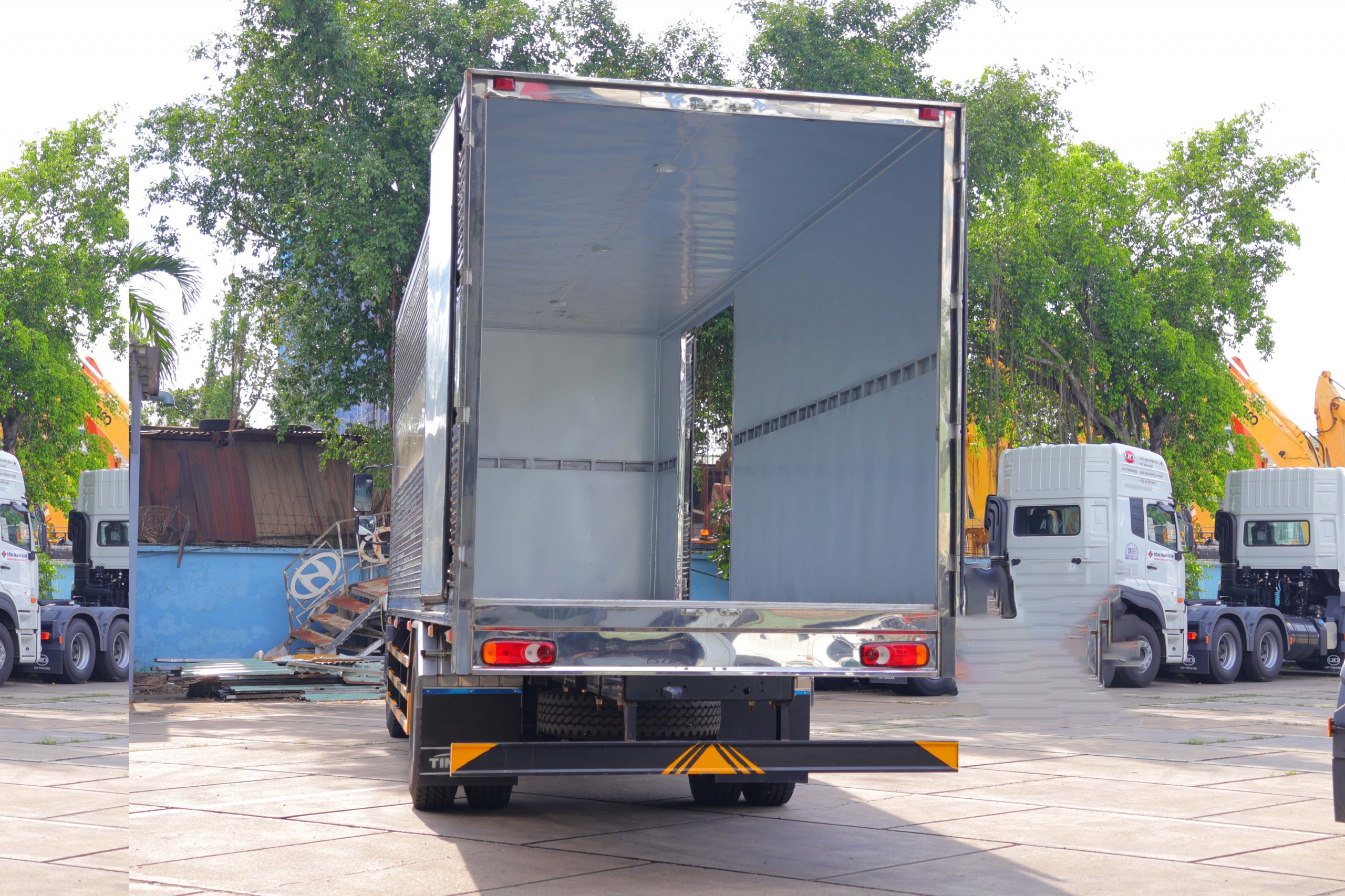 Thùng Kín 4x2 PKE 250 - http://marketing.namhangroup.com/file/udtrucks/PKE-250/TK-TN/photo/img_3592.jpg