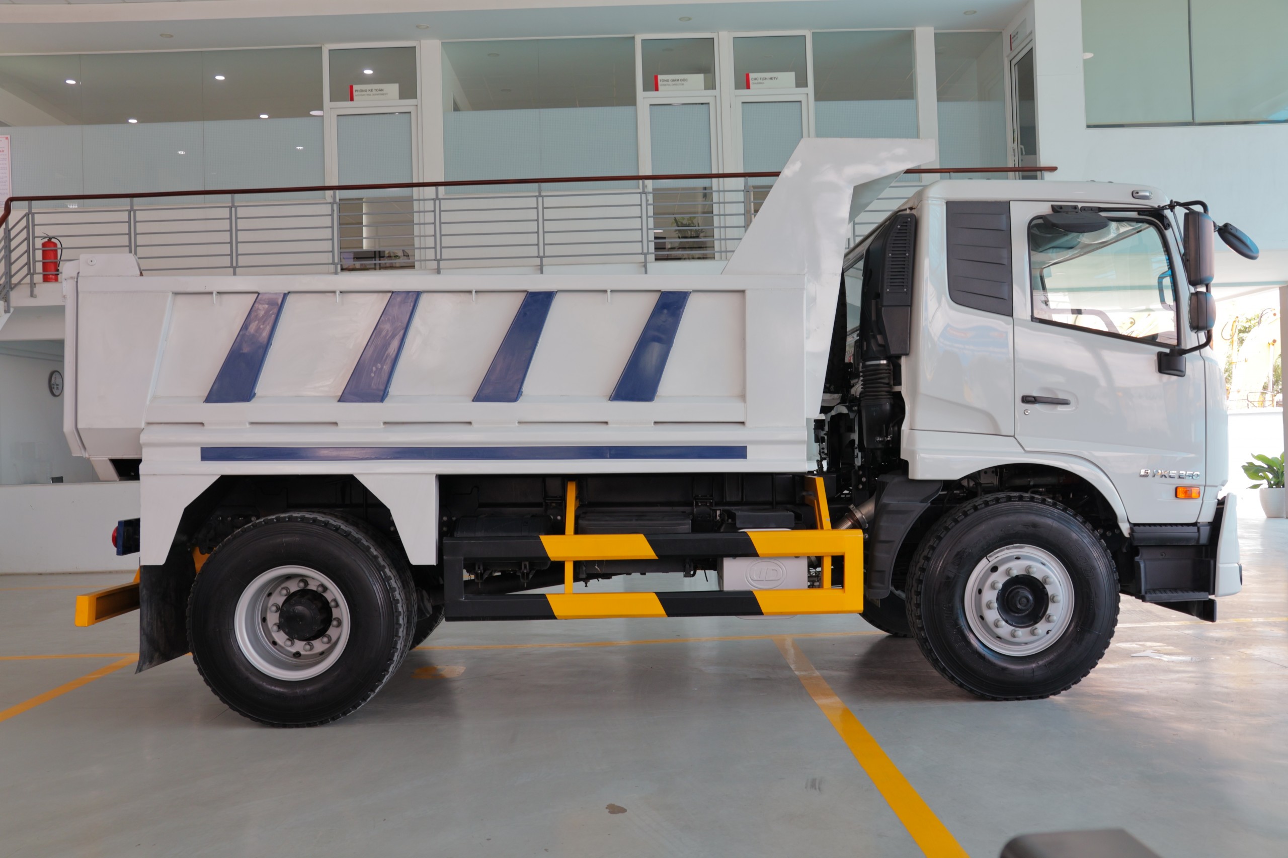 Xe Ben 4x2 PKE 250 - http://marketing.namhangroup.com/file/udtrucks/PKE-250/Xe-Ben/photo_v2/img_3456.jpg